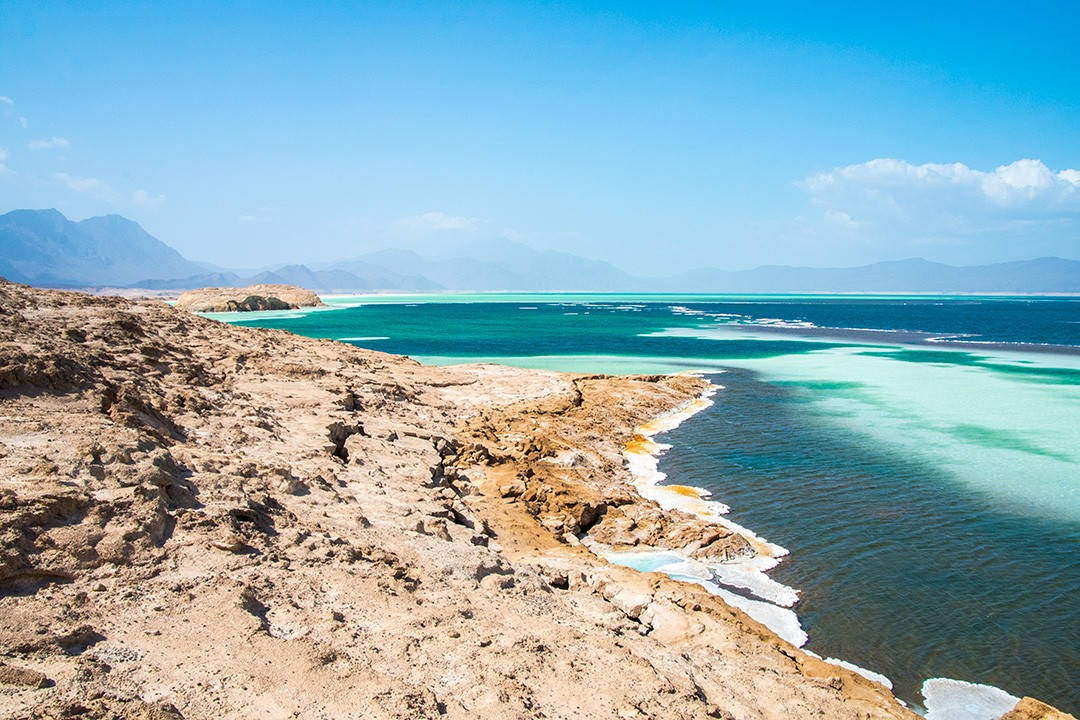 Lagoassal A Djibouti Sotto Un Cielo Azzurro. Sfondo