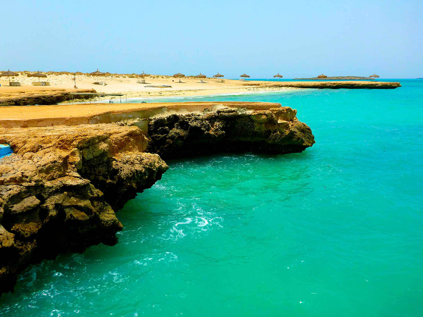 Djiboutiis A Country Located In The Horn Of Africa And Moucha Island Is An Island Nearby. Sfondo