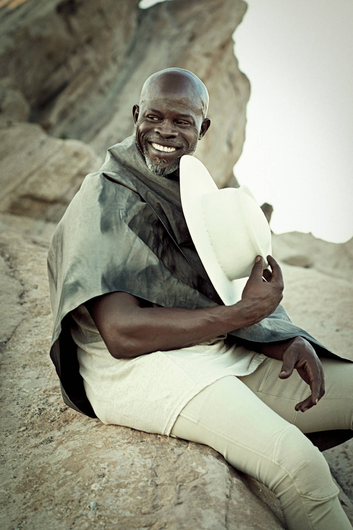 Djimon Hounsou på et stenlandskab kulisse Wallpaper
