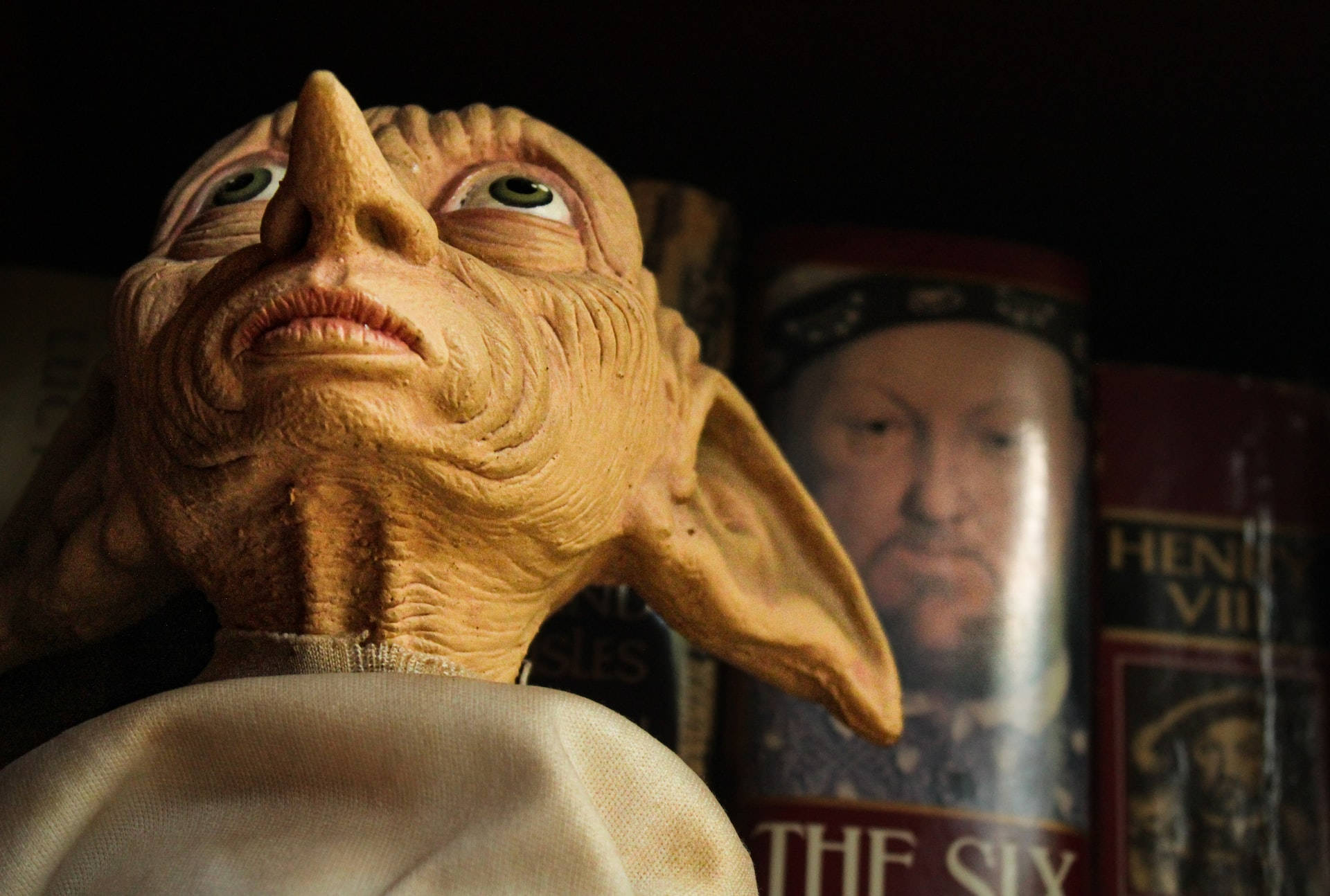 Esculturade Dobby El Elfo, Ángulo Bajo Fondo de pantalla