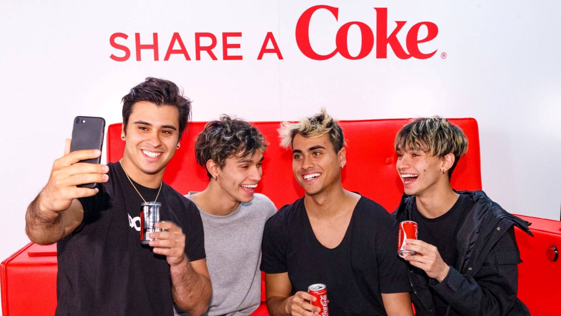 Dobrebrothers En El Evento De Coca-cola 2018. Fondo de pantalla