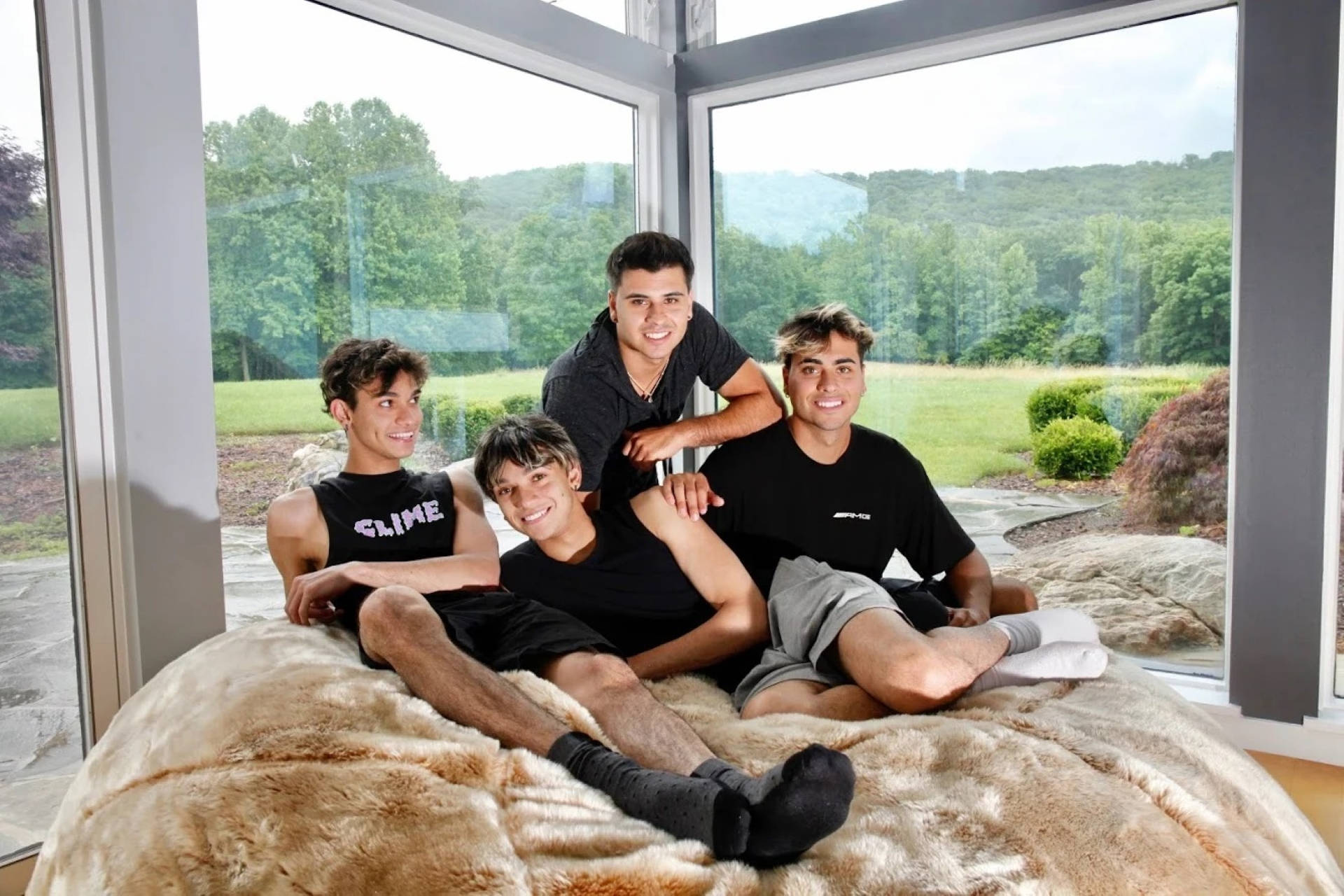 Dobre Brothers On Vacation Wallpaper