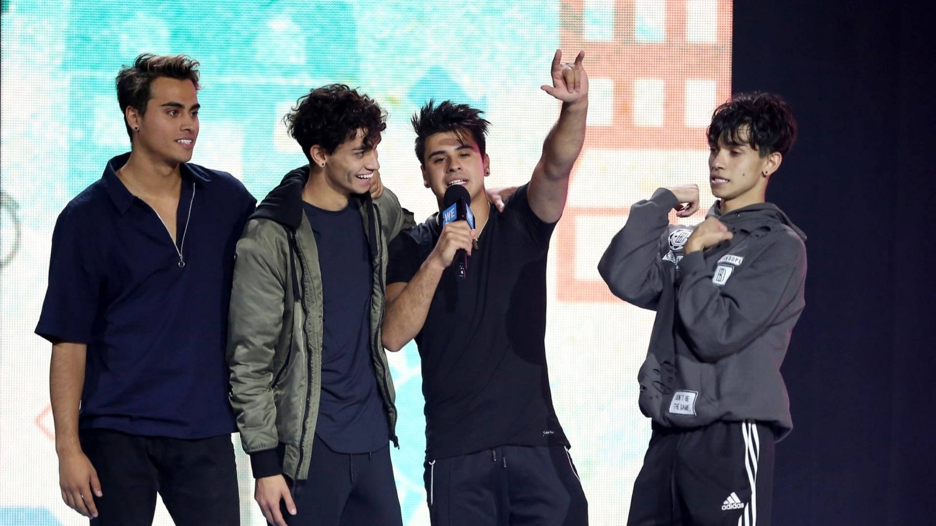 Dobre Brothers Onstage 2017 Wallpaper