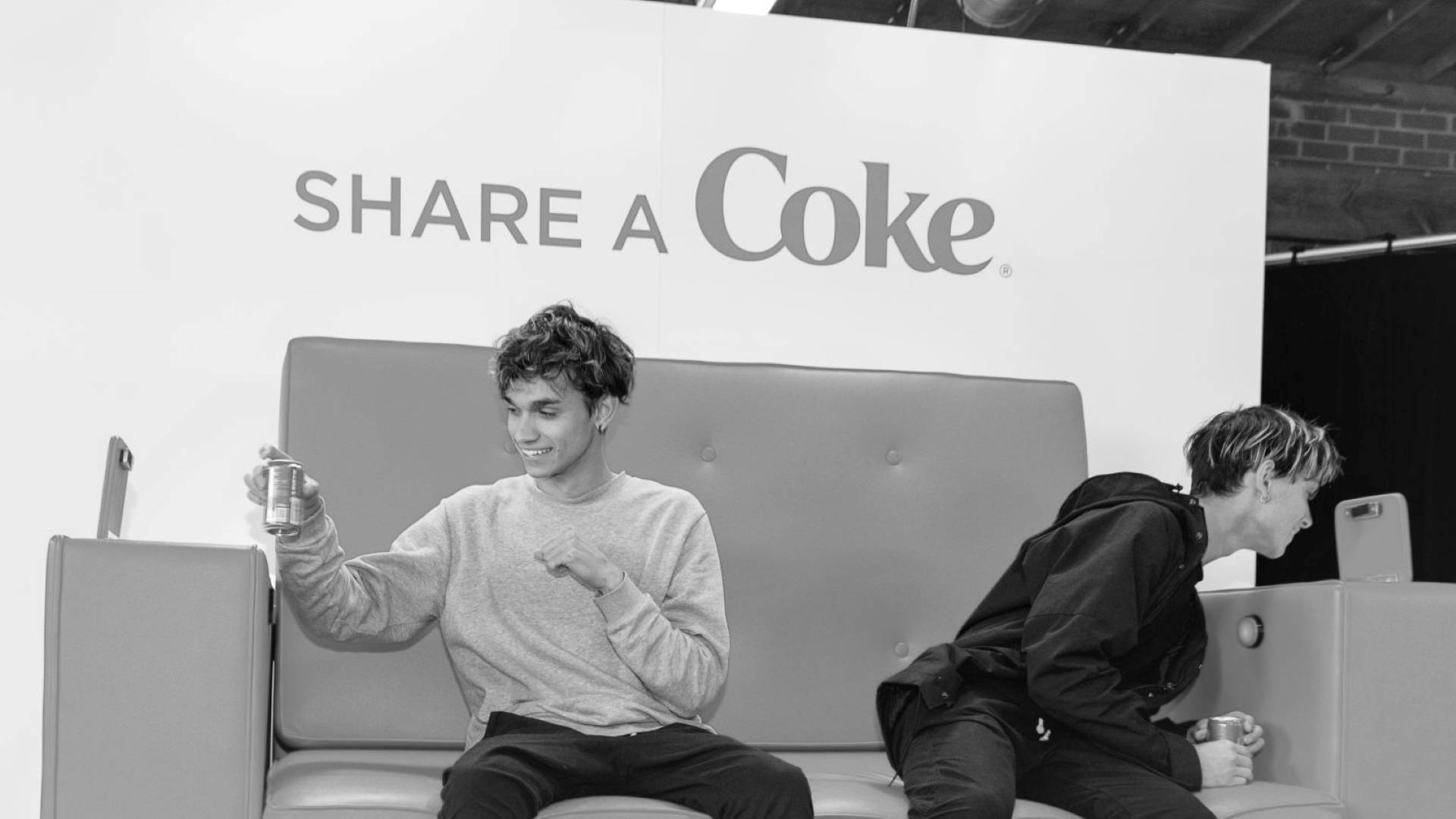 Díade Compartir Una Coca-cola Con Los Dobre Brothers Fondo de pantalla