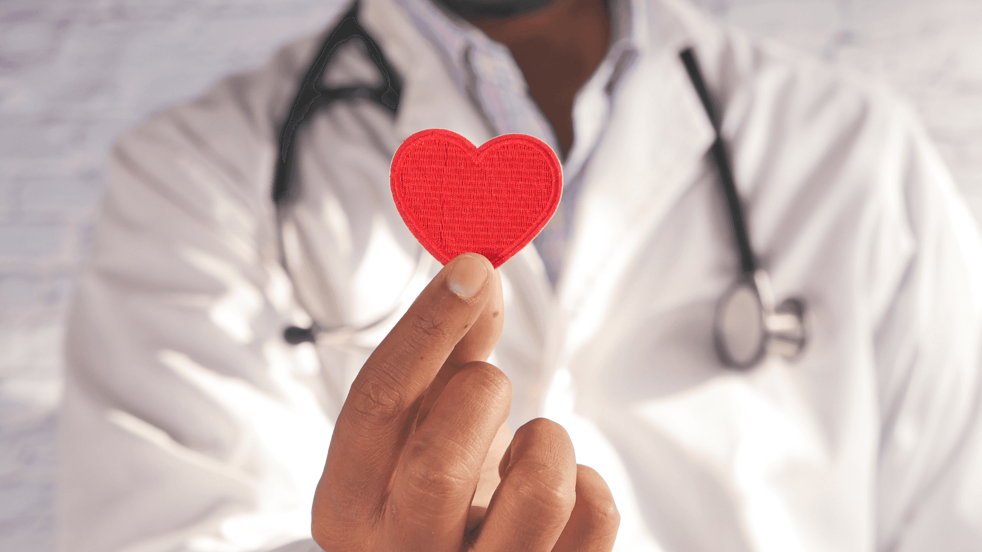 Enläkare Som Håller I Ett Hjärtformat Papper