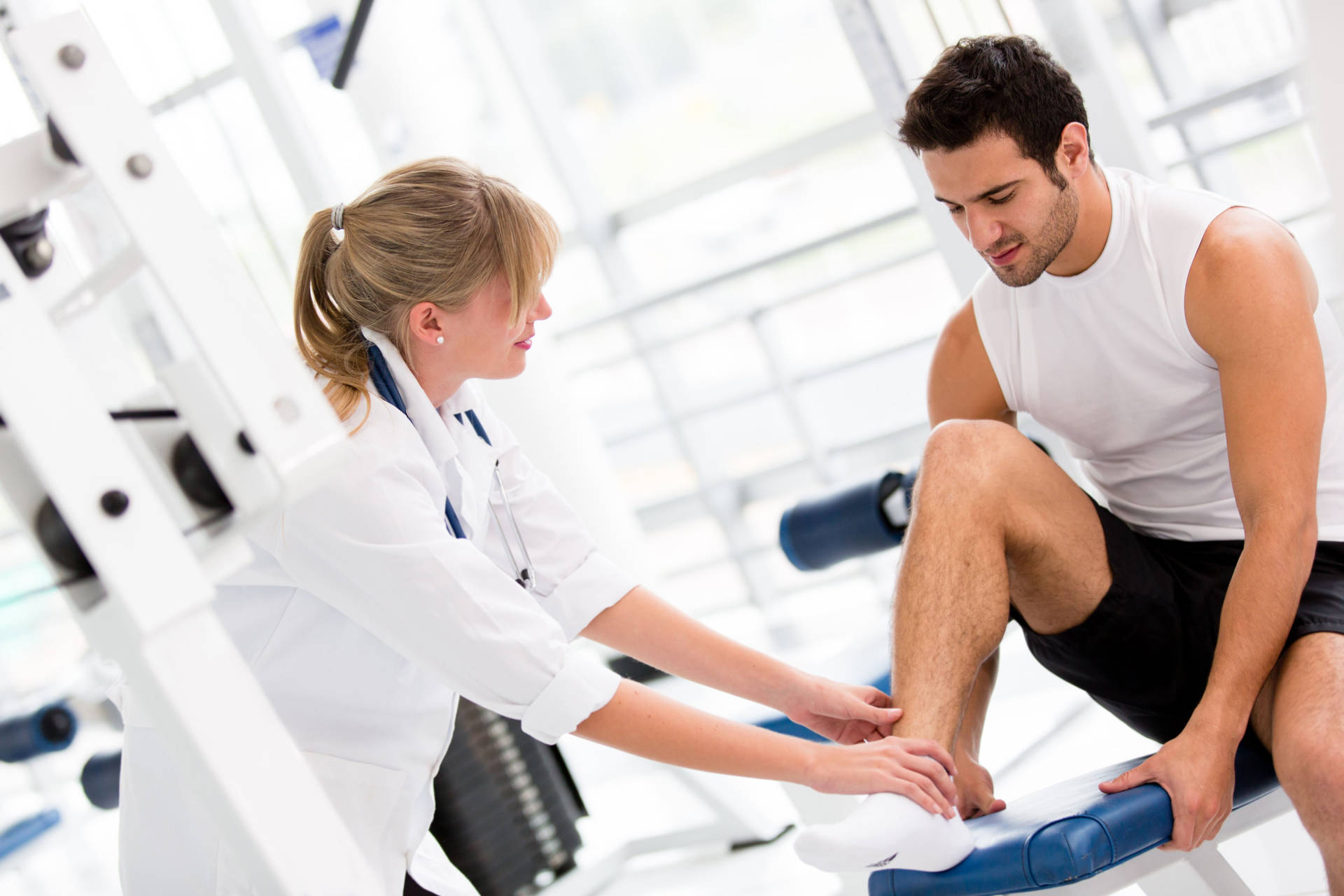 Arztgibt Einem Mann Eine Fußmassage-therapie Wallpaper