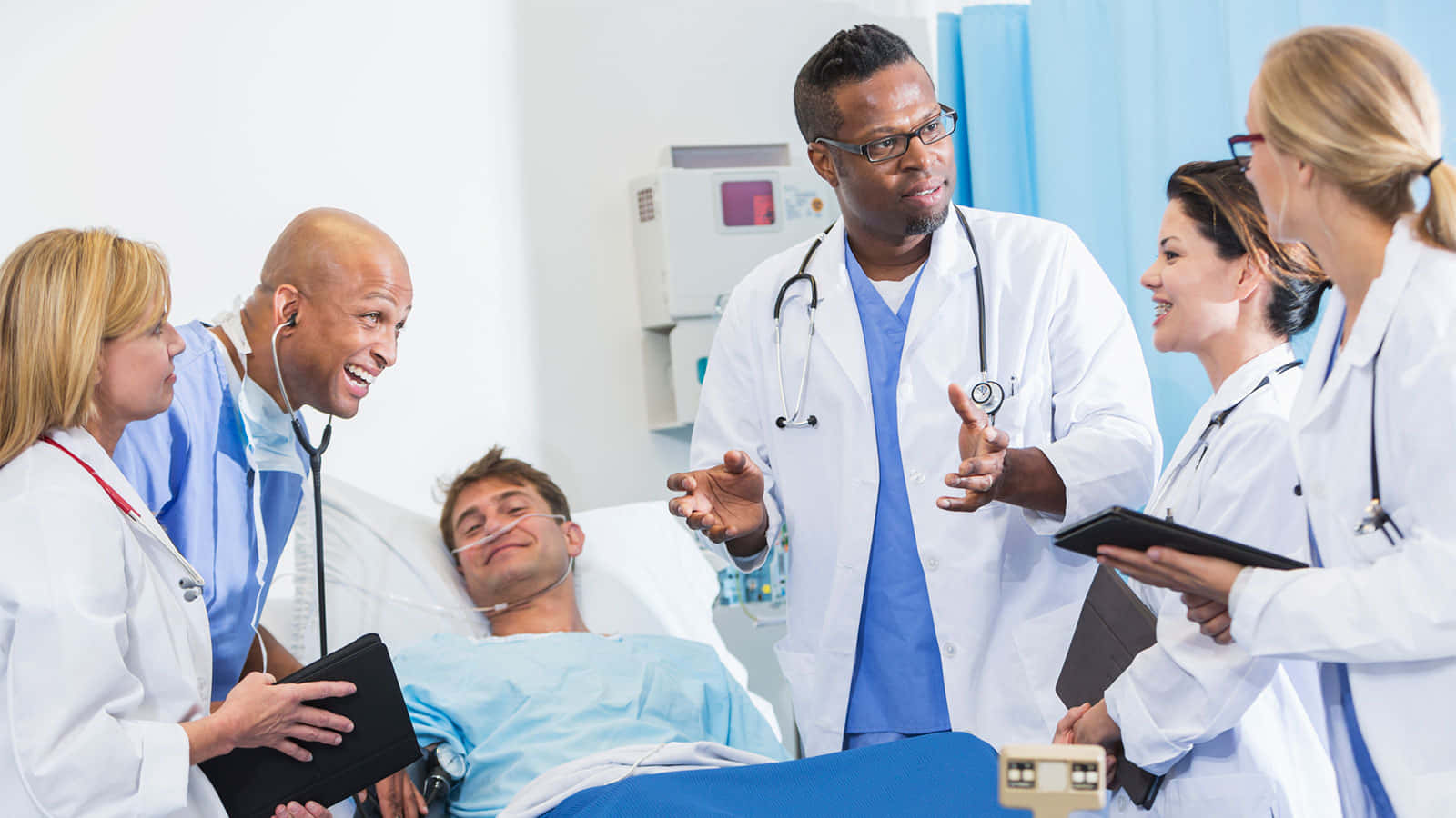 Umgrupo De Médicos Conversando Com Um Paciente Em Uma Cama De Hospital