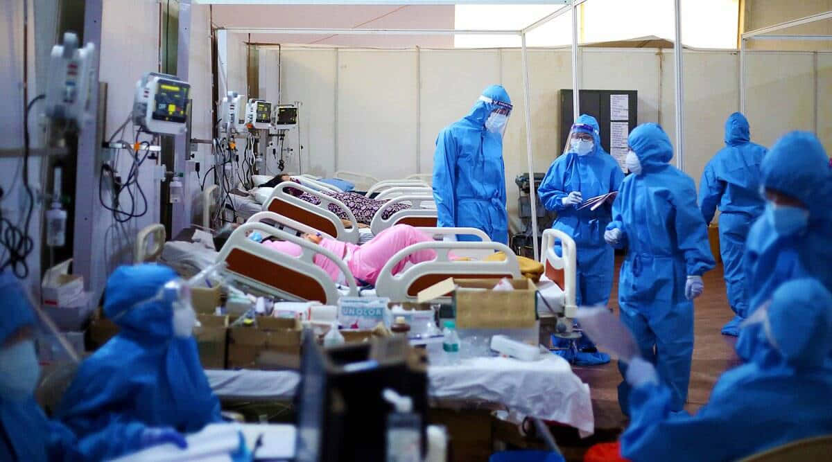 Engrupp Människor I Blå Kostymer Står På Ett Sjukhus