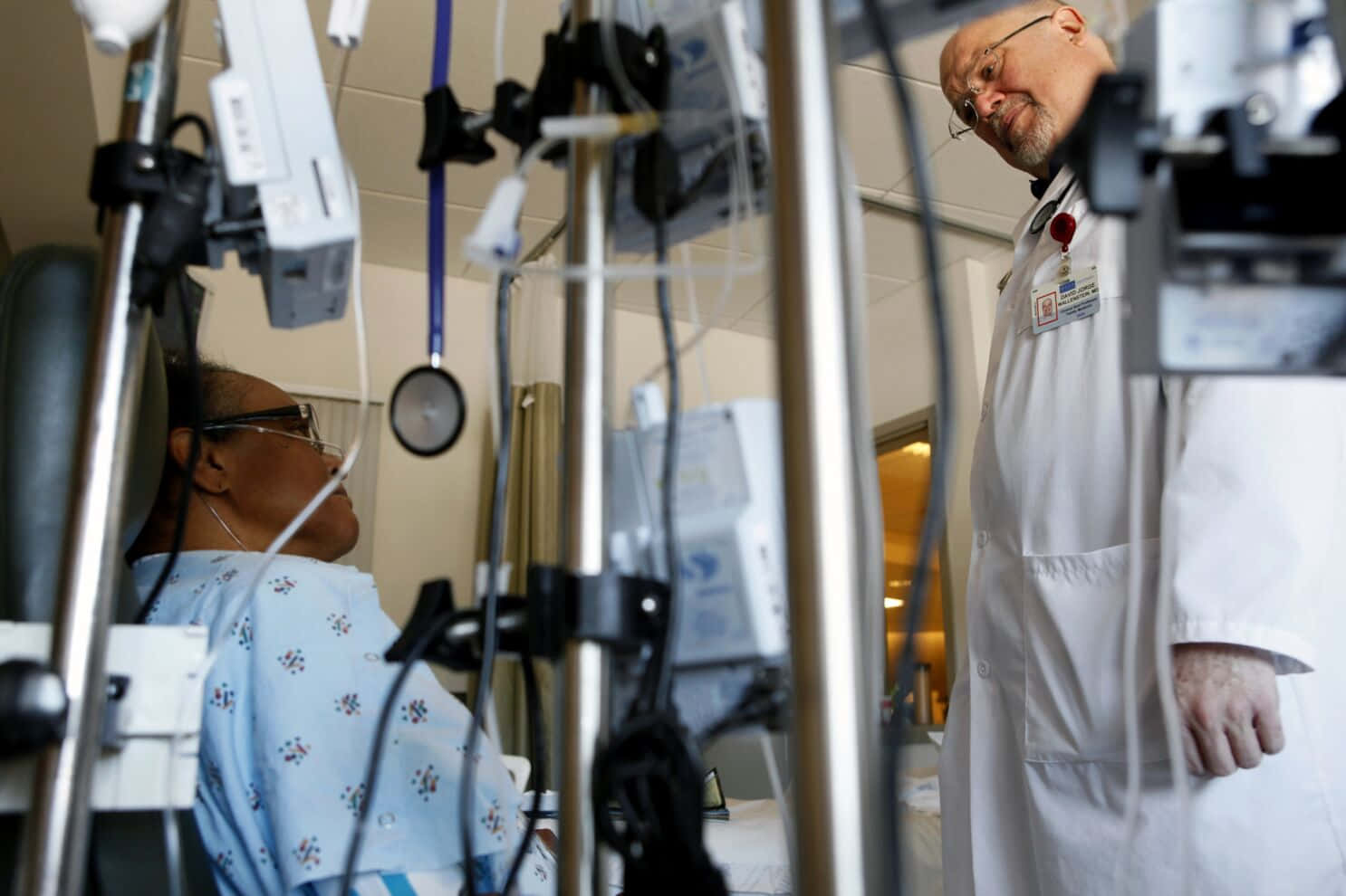 Unmedico Sta Parlando Con Un Paziente Nel Letto Di Un Ospedale