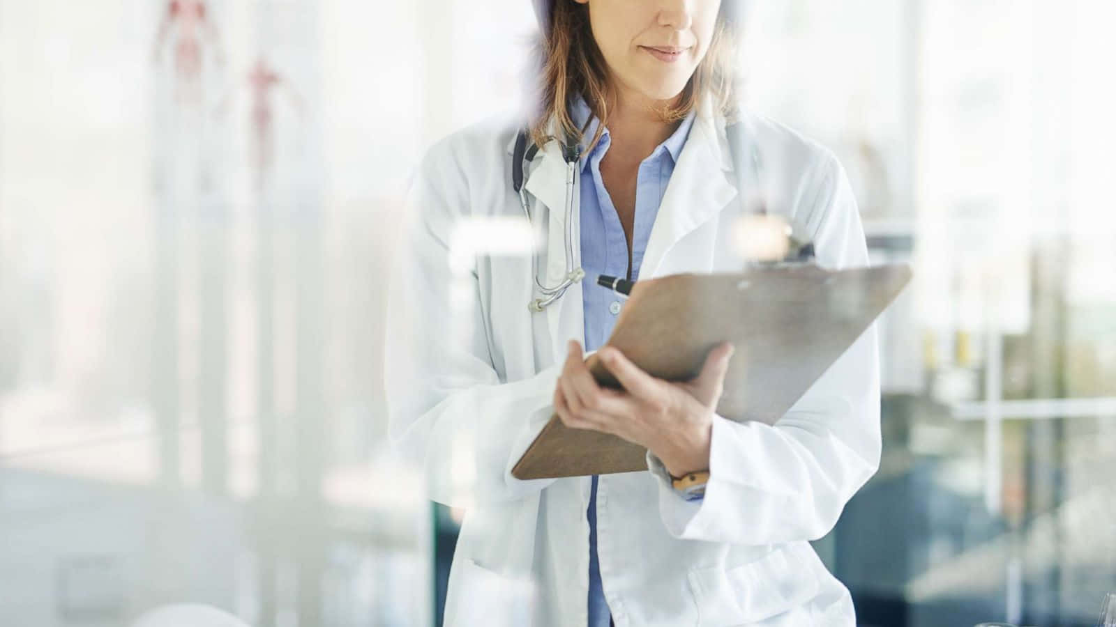 Enkvinnlig Läkare Som Håller I En Clipboard