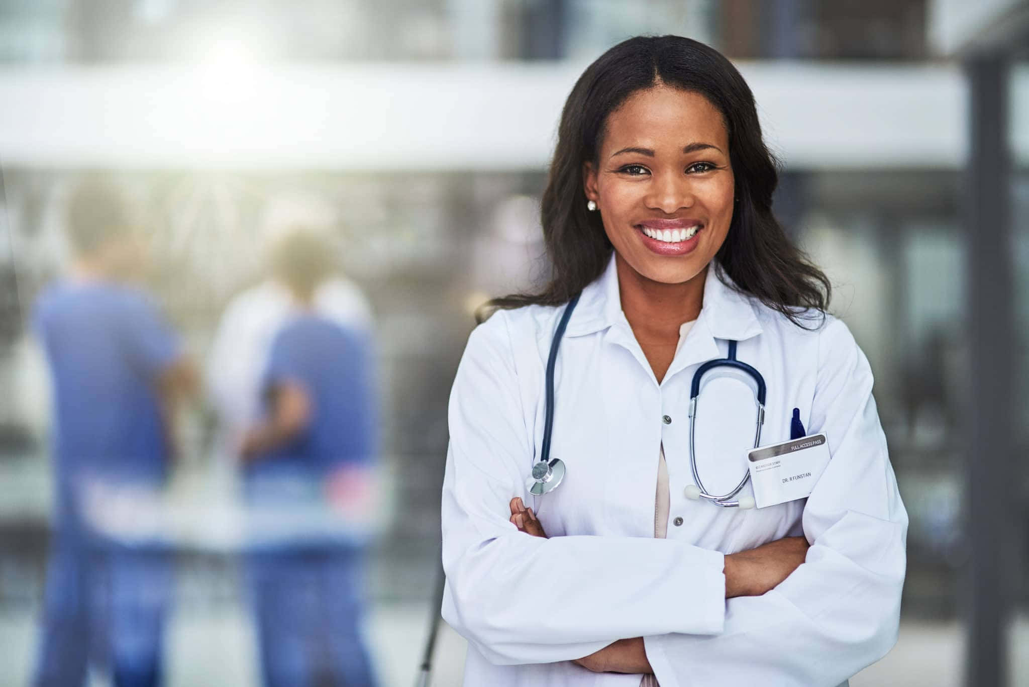 Enkvinnlig Läkare Står Framför En Grupp Människor