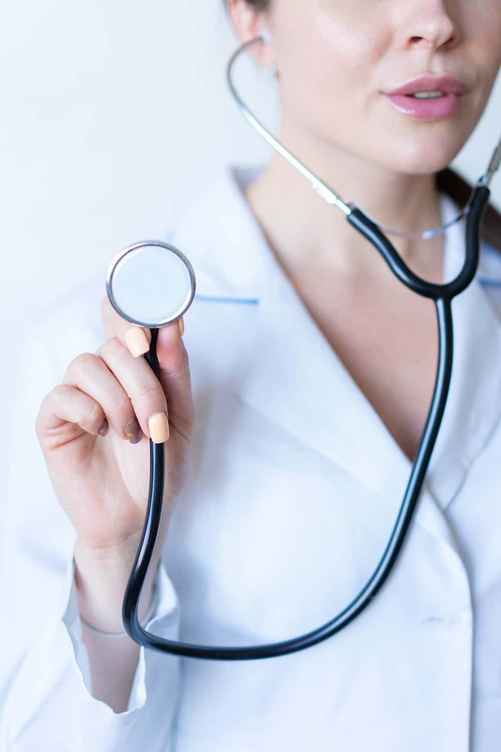 Enkvinnlig Läkare Som Håller I En Stetoskop