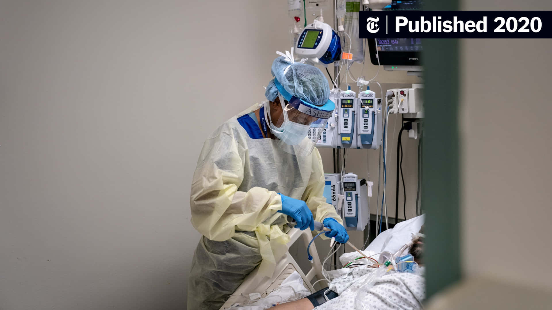 Unaenfermera En Una Cama De Hospital Con Una Mascarilla Puesta