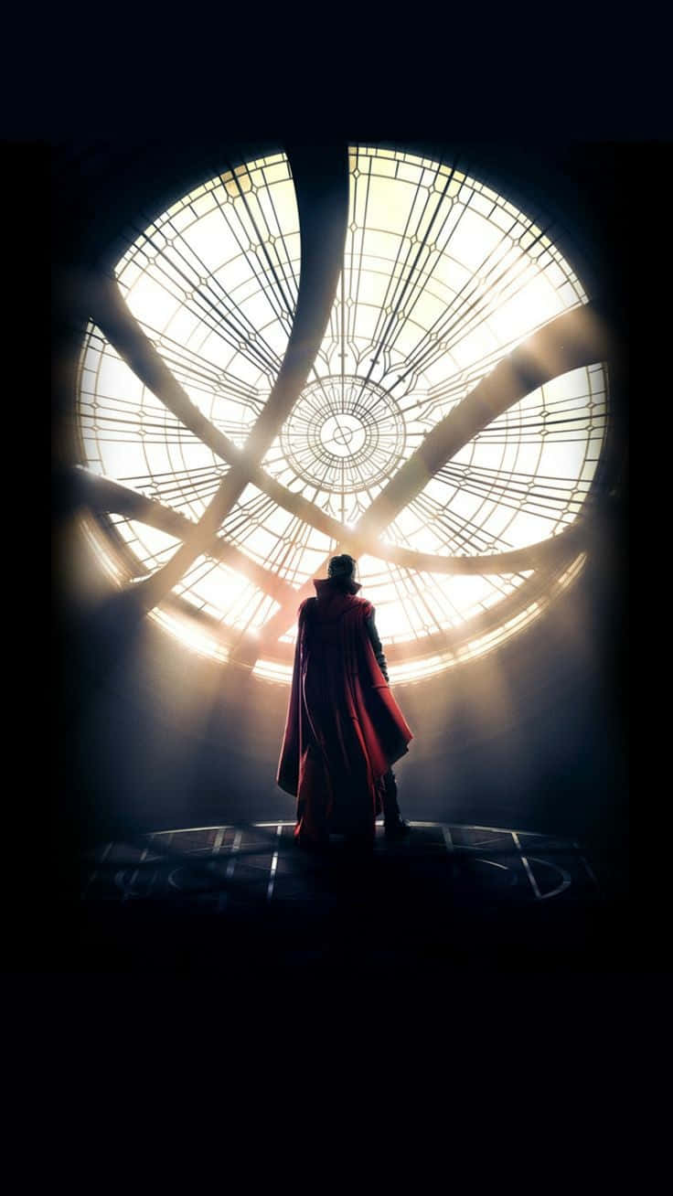 Doktor Strange - en mand stående foran et cirkulært vindue Wallpaper