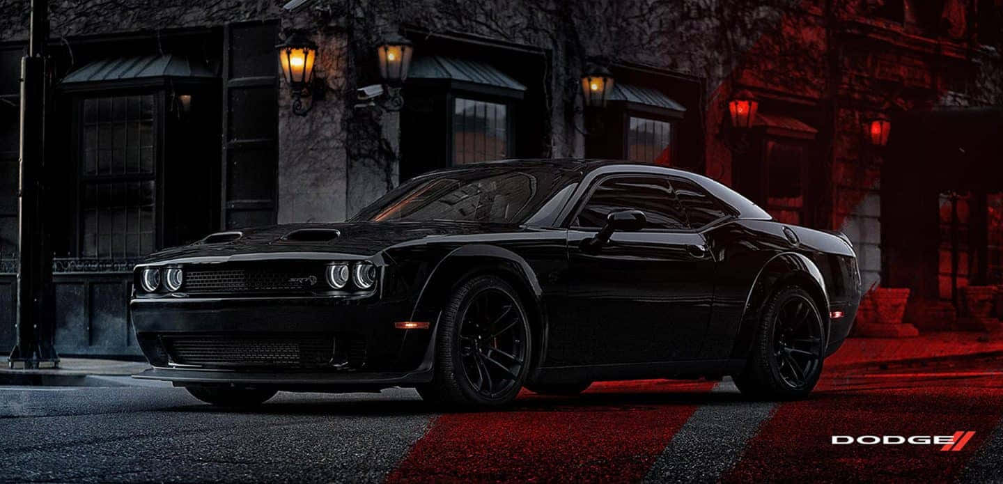 En sort bil parkeret på en gade - Dodge Challenger SRT Wallpaper