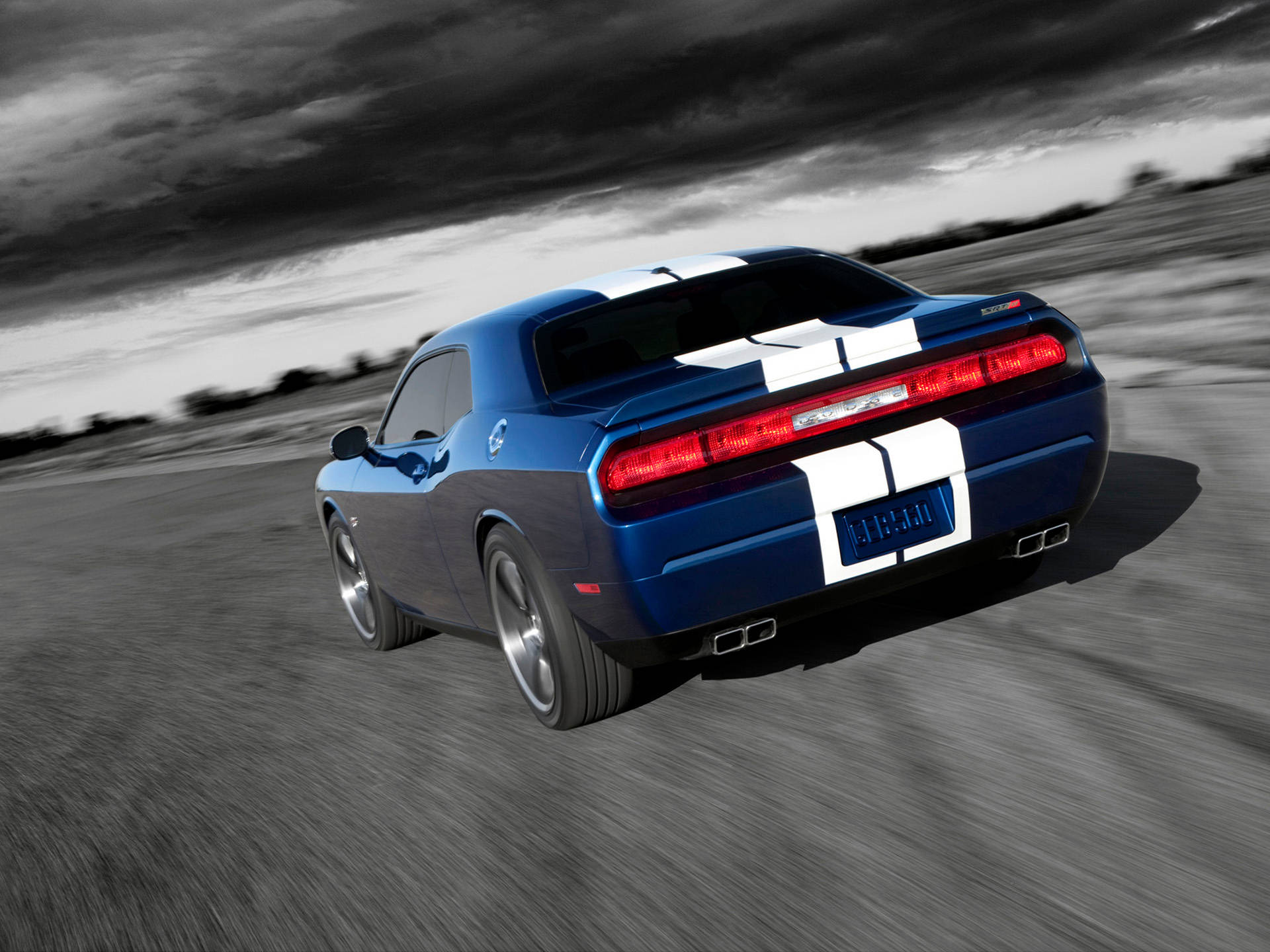 Dodge Challenger på en asfaltvej Wallpaper