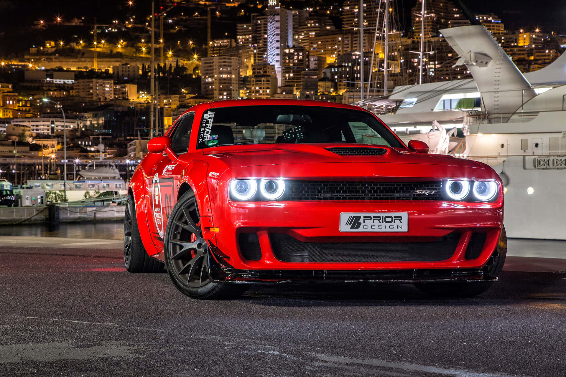En rød Dodge Demon parkeret foran en yacht Wallpaper