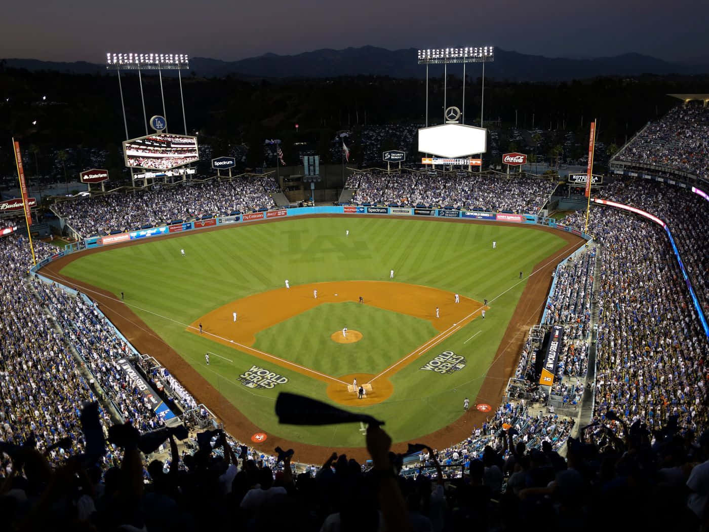Opdag stemningen af Dodger Stadium, hjemsted for Los Angeles Dodgers. Wallpaper