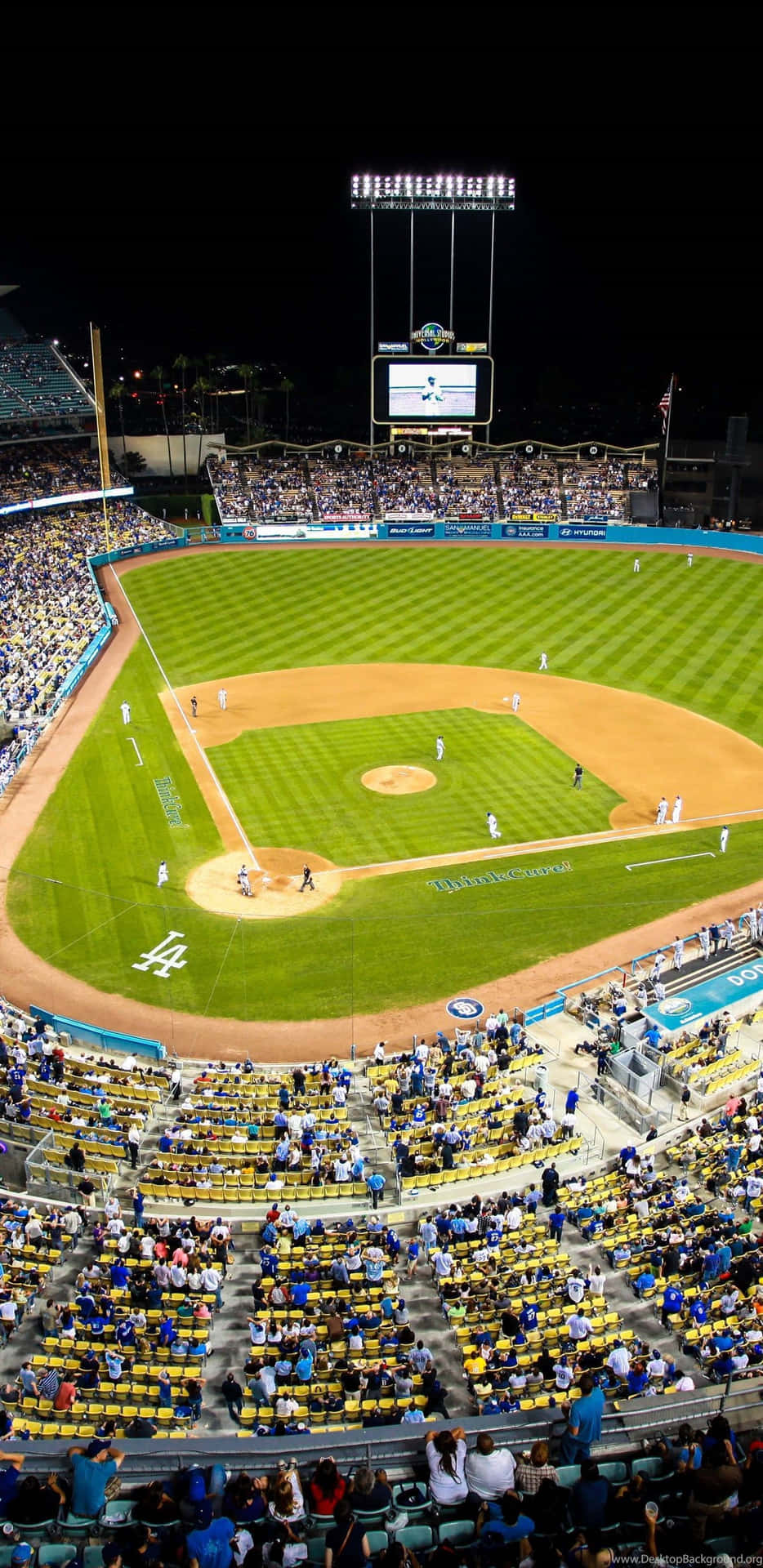 Et baseball-felt med mange mennesker, der ser til Wallpaper