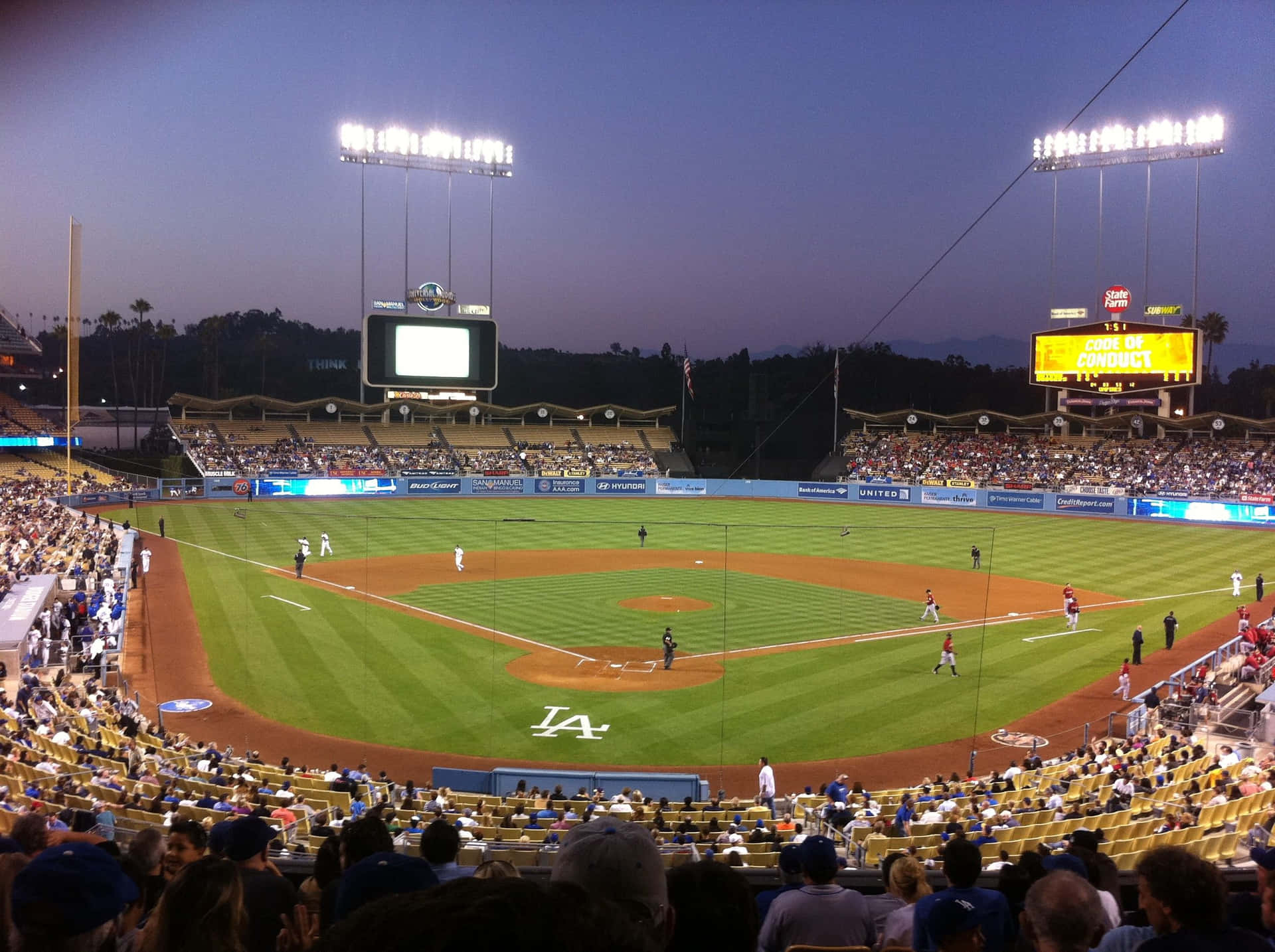 Assistindoa Uma Partida De Beisebol No Estádio Dos Dodgers. Papel de Parede