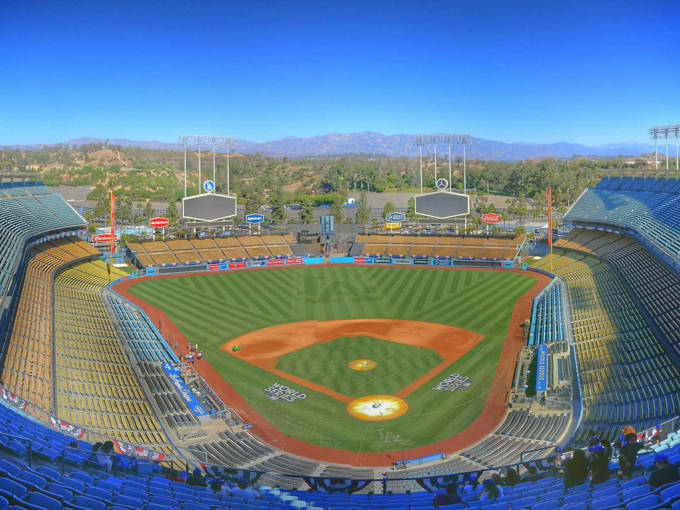 Erlebensie Die Aufregung Eines Dodgers-spiels Im Dodgers-stadion Wallpaper