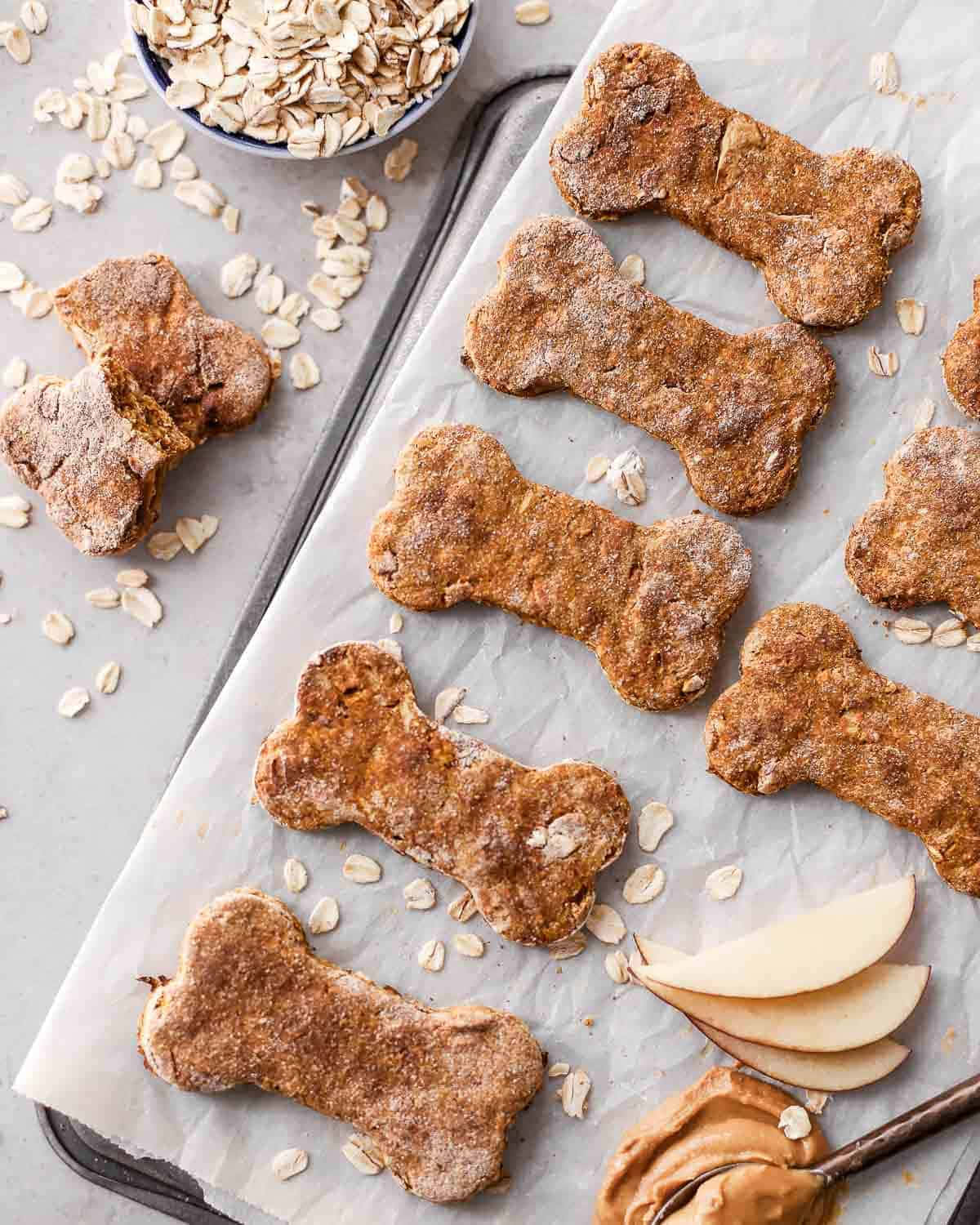 Hundeleckerli-knochen-kekse Mit Erdnussbutter Und Cashews-bild