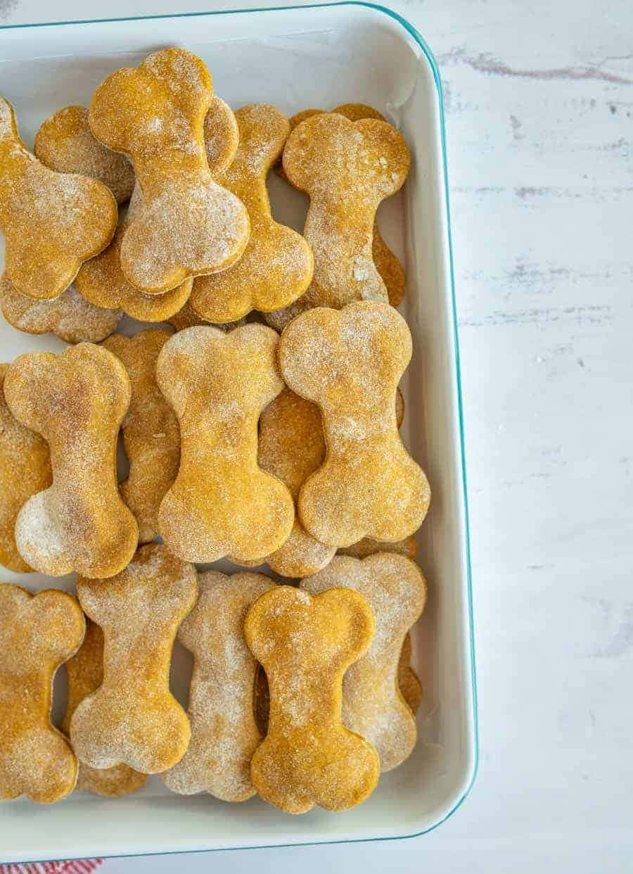 Cucciolidi Cane Biscotti A Forma Di Osso Su Un Piatto Di Marmo Bianco Immagine