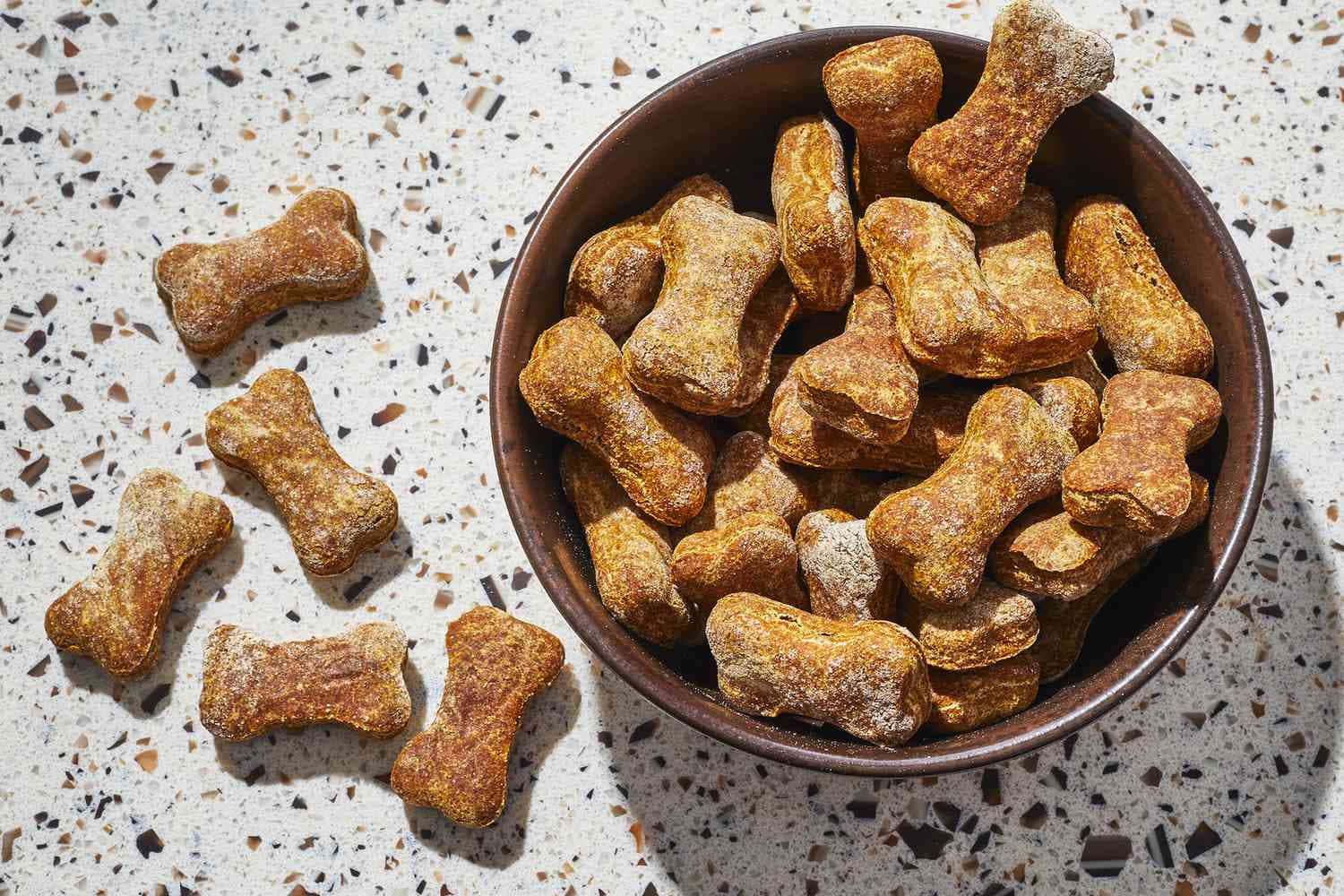 Hundeleckerlischüssel Auf Einem Marmorboden Mit Fleckenbild.