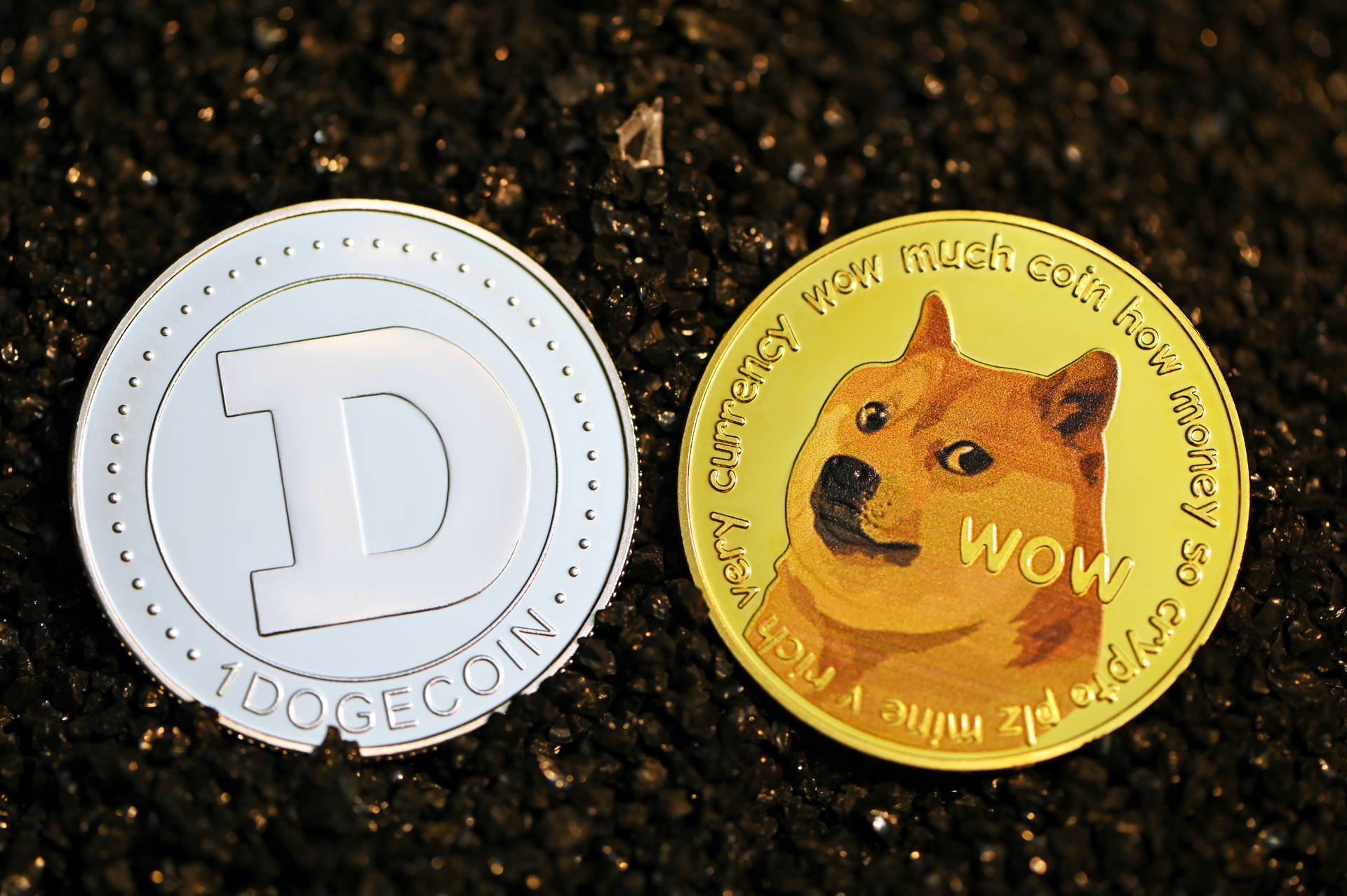 Tokensde Dogecoin En Plata Y Oro Fondo de pantalla