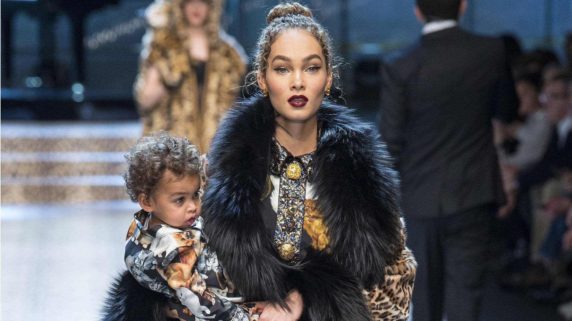 Dolceand Gabbana Modelo Sosteniendo Un Niño. Fondo de pantalla