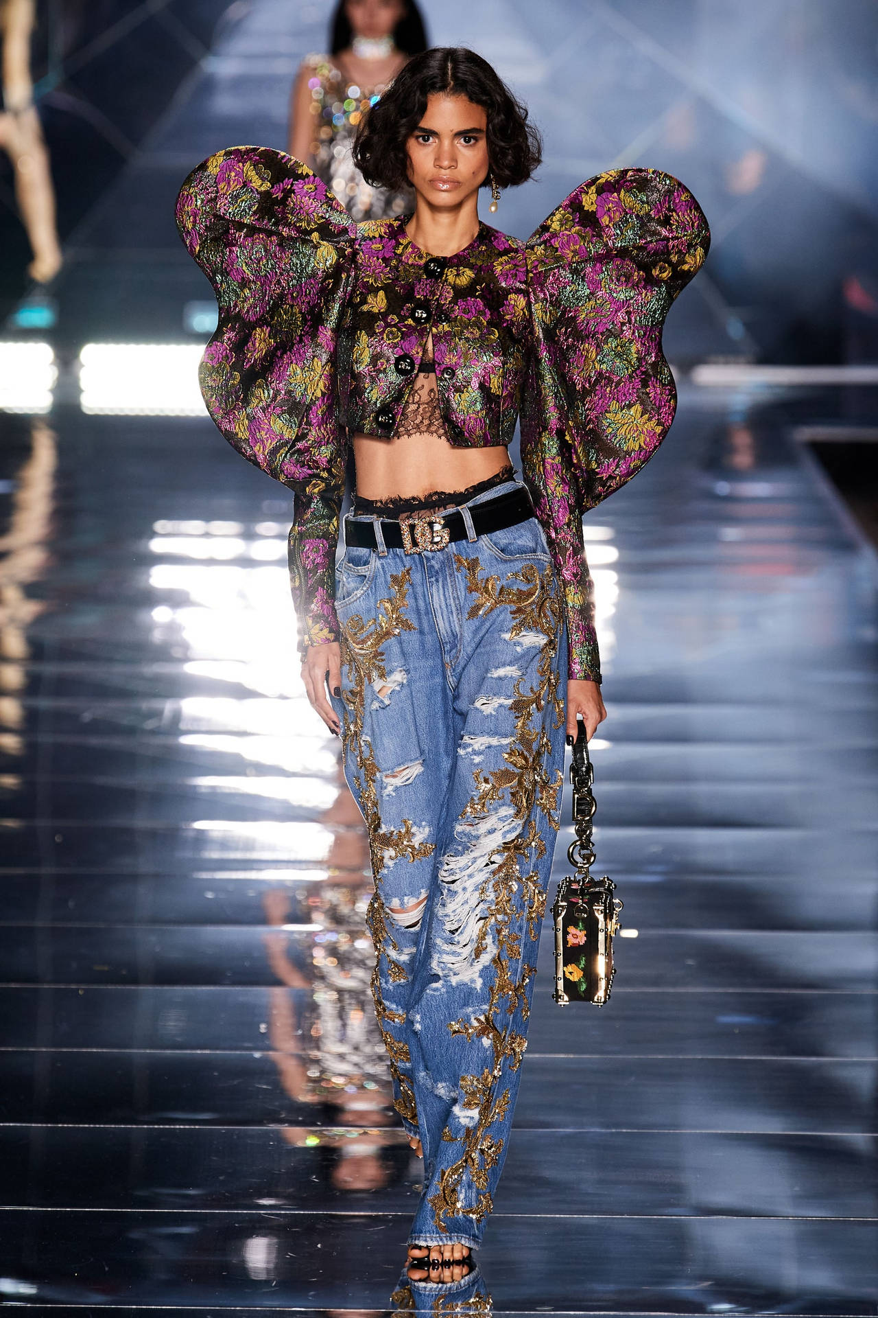 Dolce And Gabbana-model i uhørt tøj posering Wallpaper
