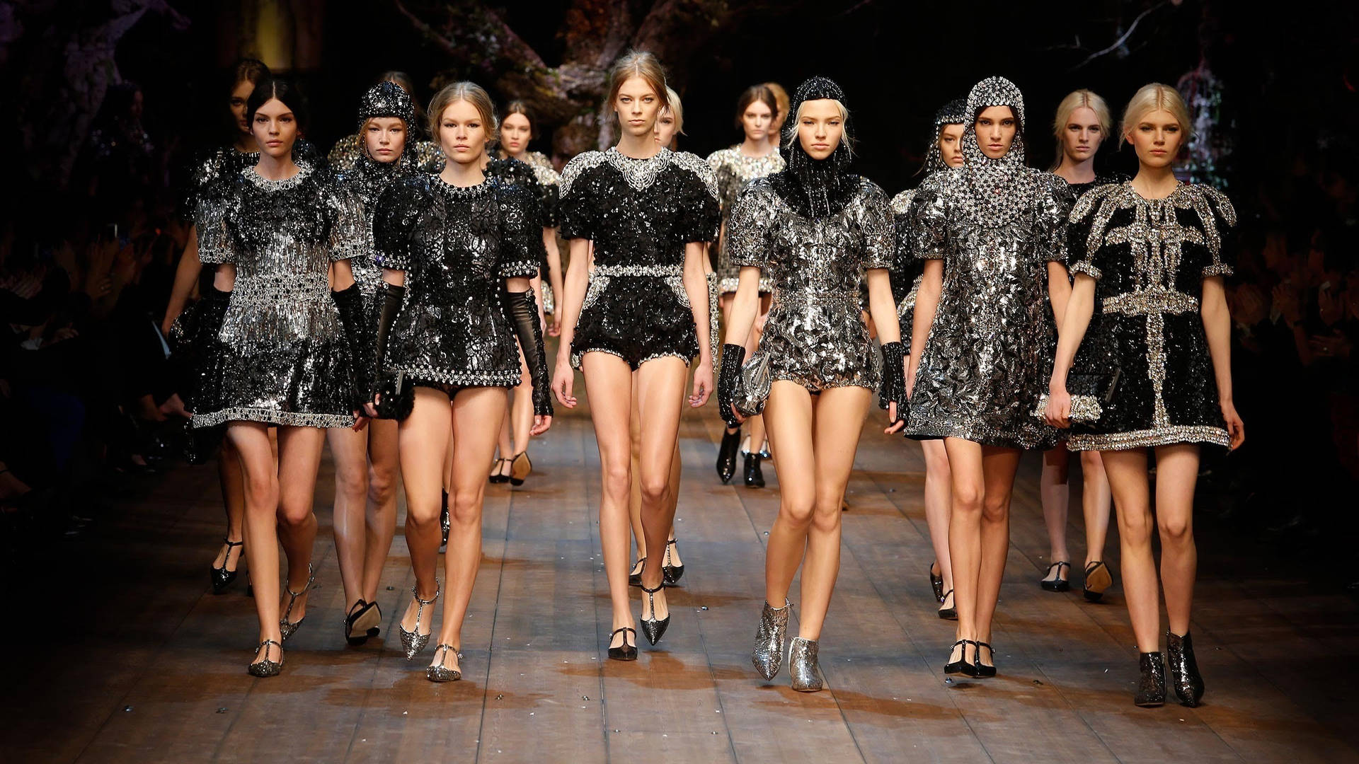 Dolceund Gabbana Models In Schwarzen Kleidern Wallpaper
