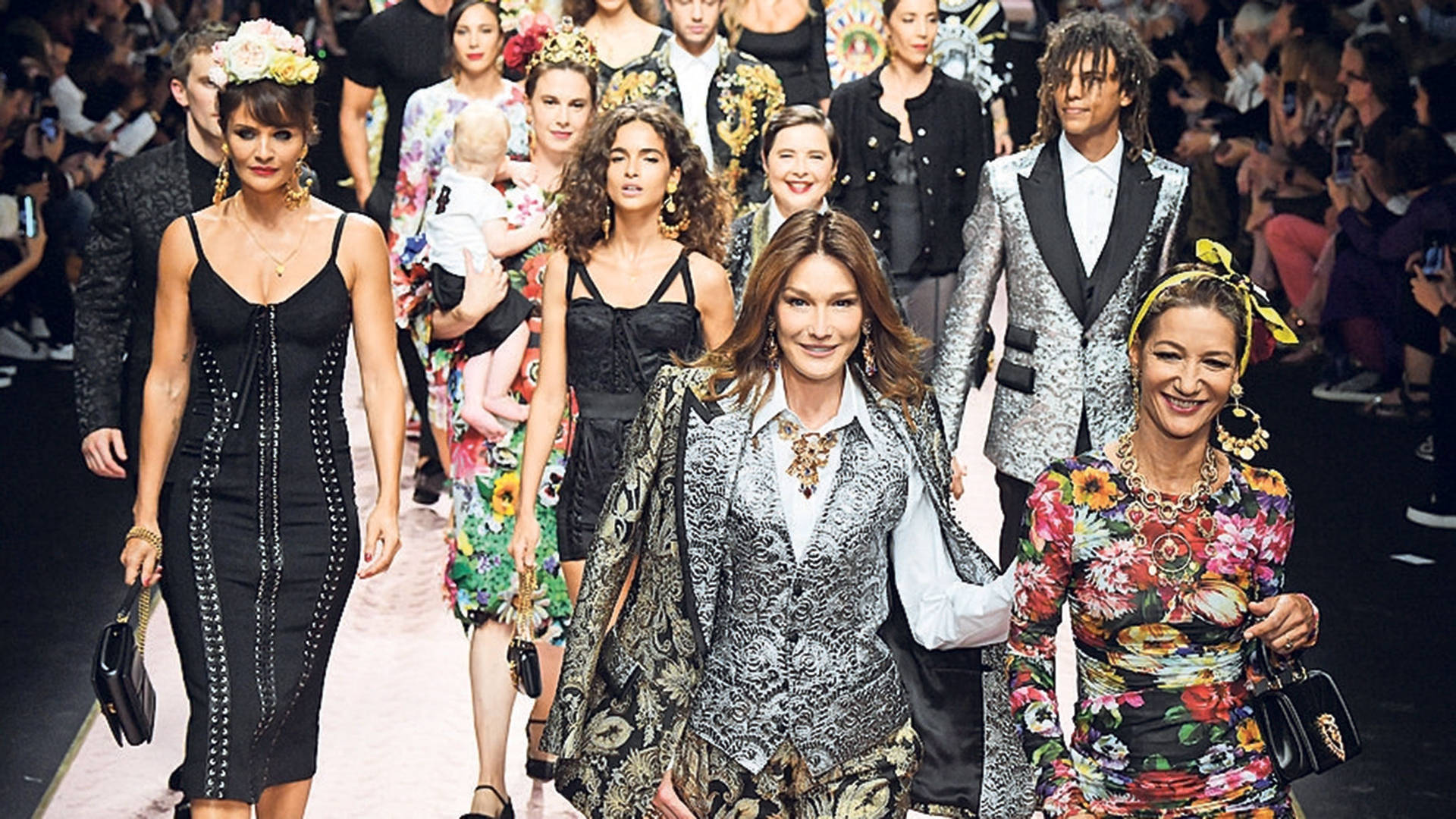 Dolce And Gabbana modeller i påklædt tøj på en gradient baggrund. Wallpaper