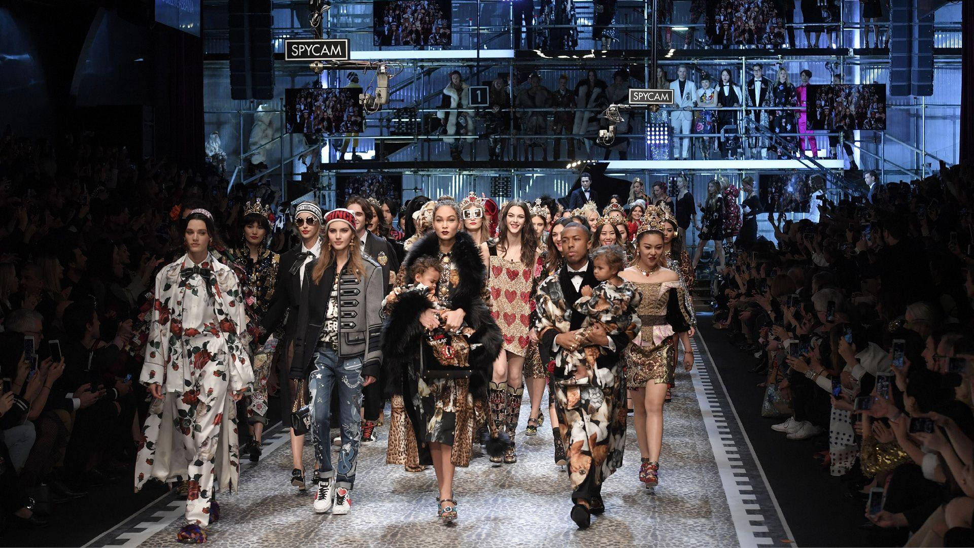 Dolcey Gabbana Modelos En La Pasarela Con Estilo De Moda Fondo de pantalla