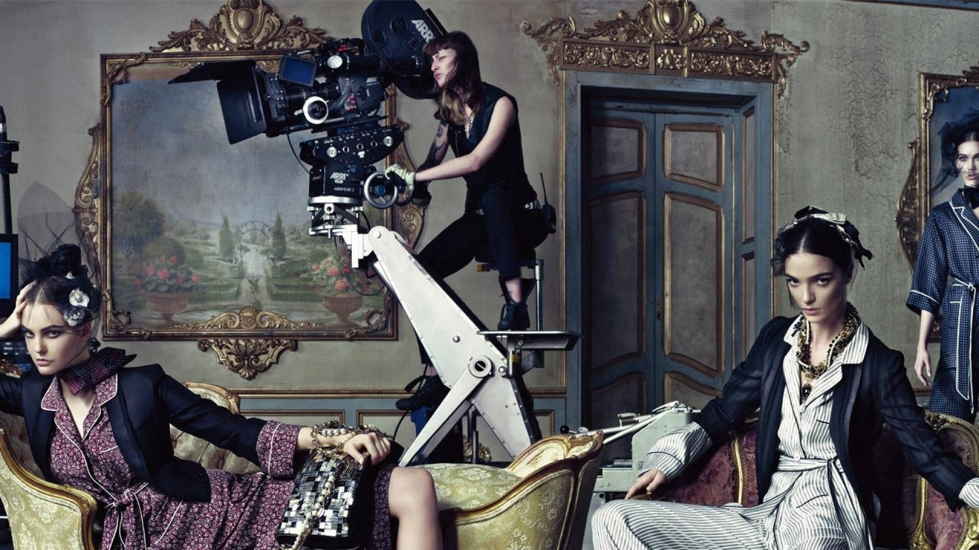 Dolceand Gabbana Models Posieren Mit Dem Sofa Wallpaper