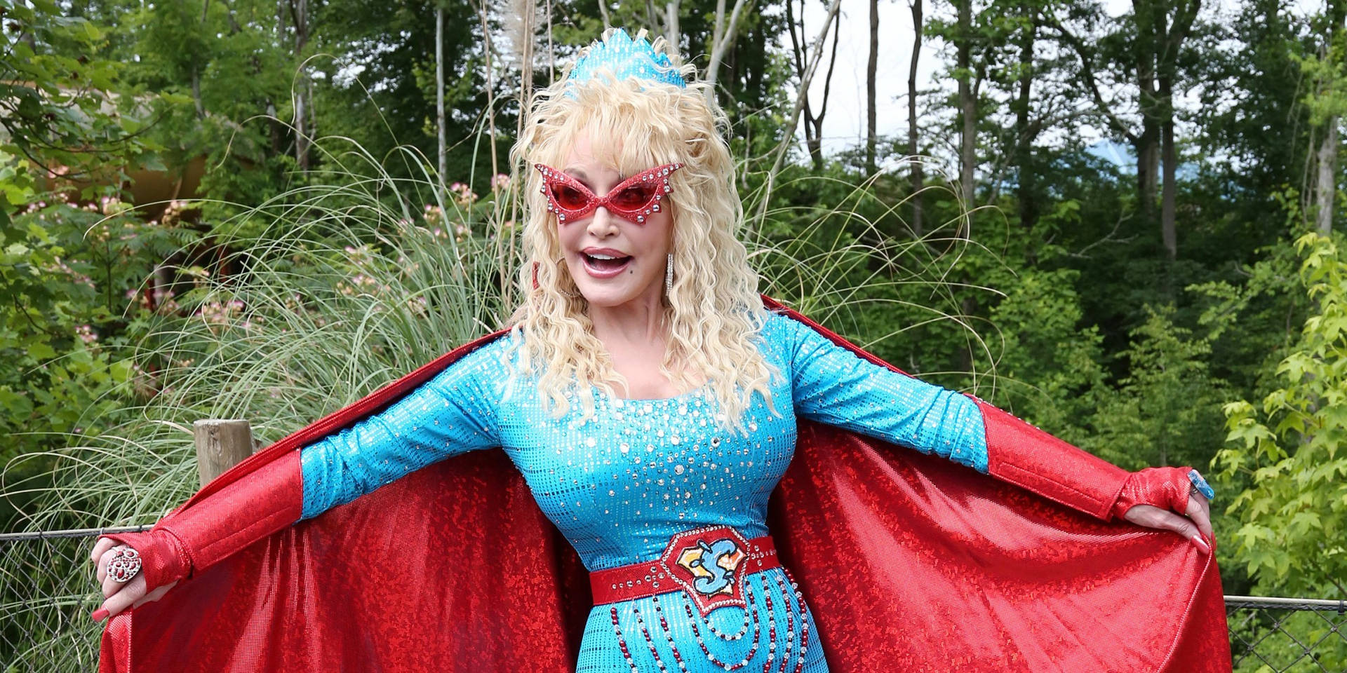 Dolly Parton In Costume Da Supereroe Sfondo