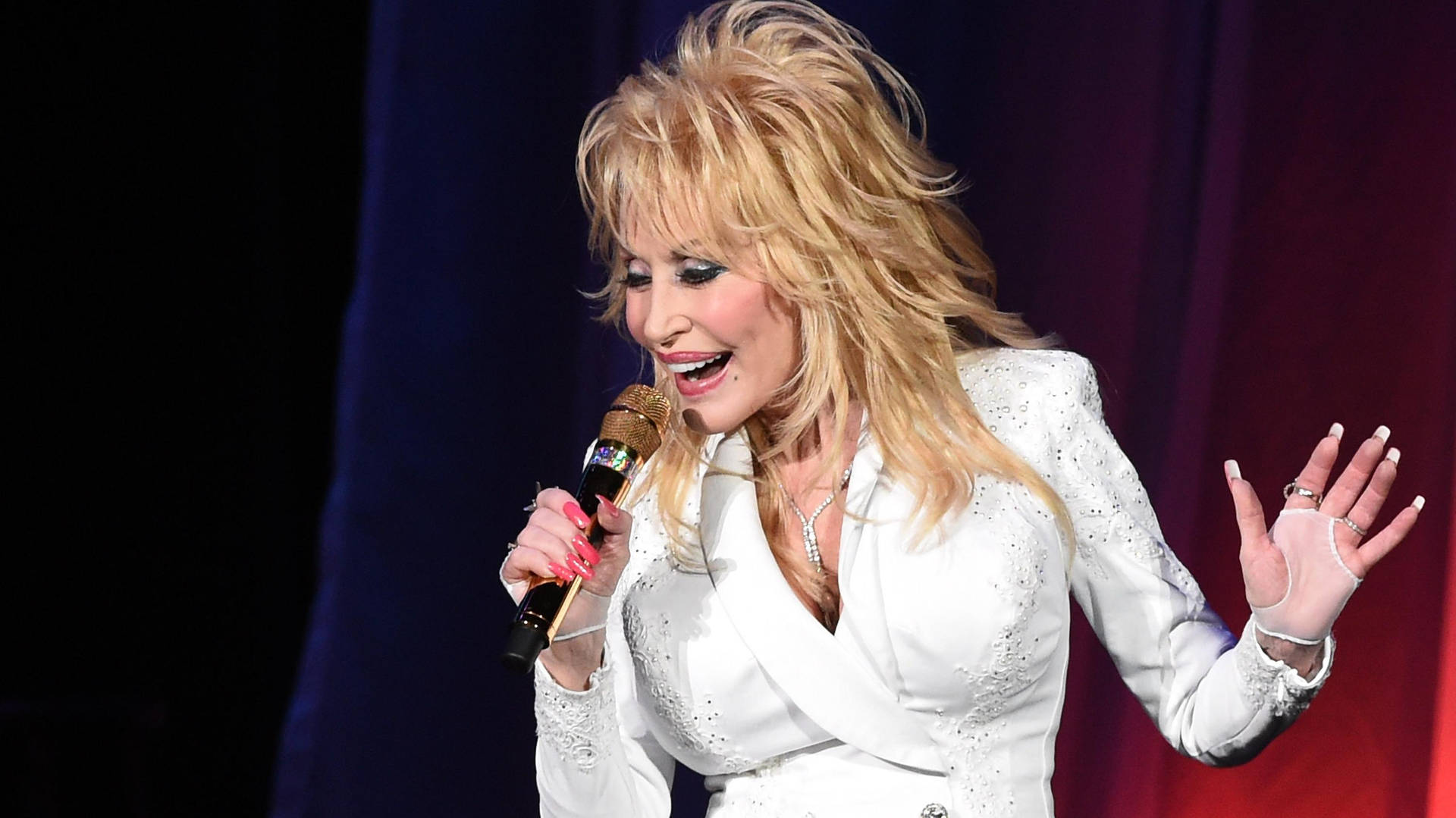 Dolly Parton Singing And Performing Wallpaper