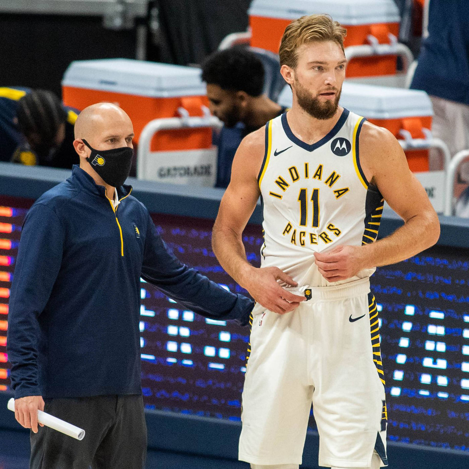 Domantas Sabonis Patted By Coach Wallpaper