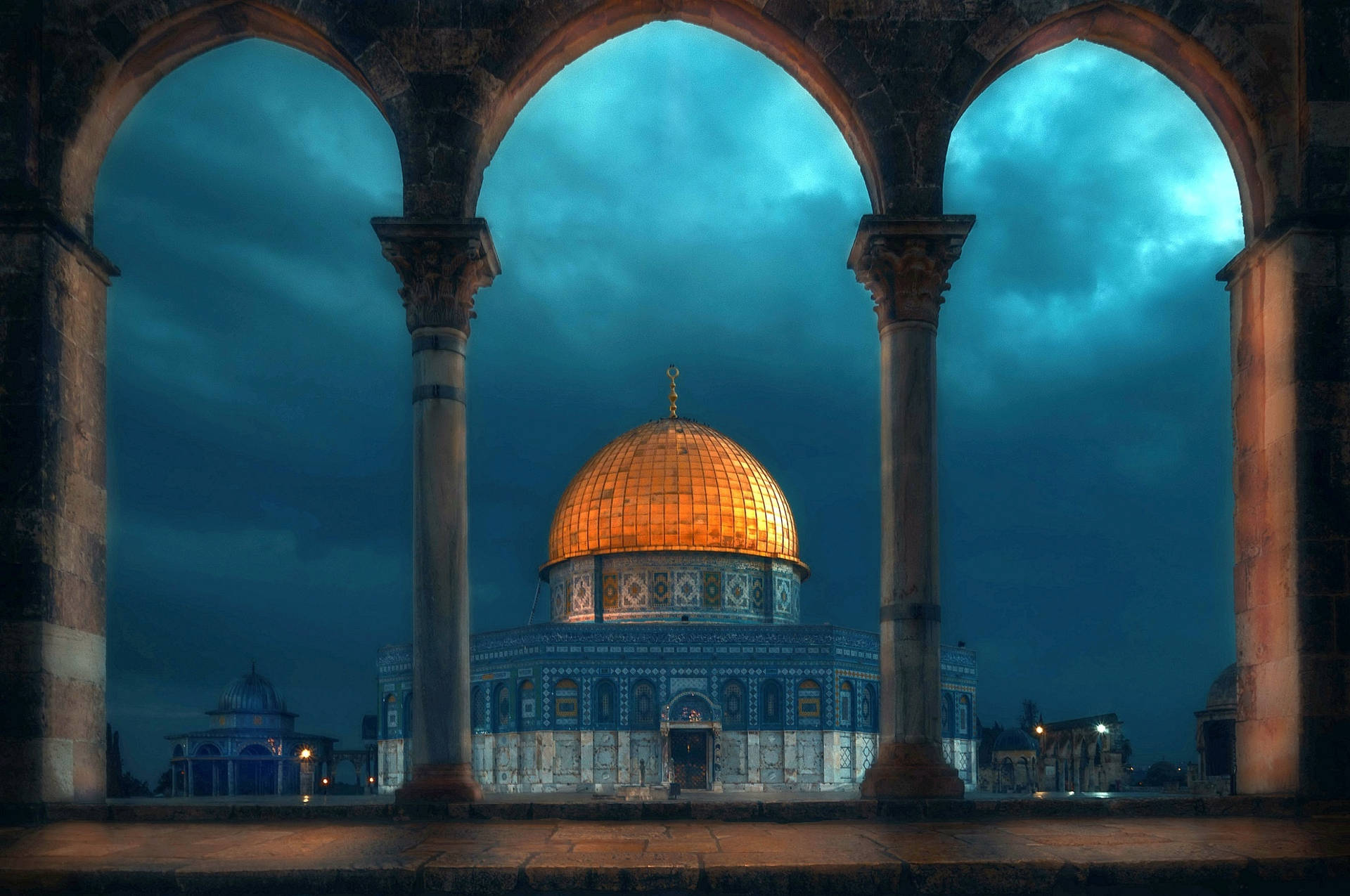 Dome Of The Rock Between Arches Wallpaper