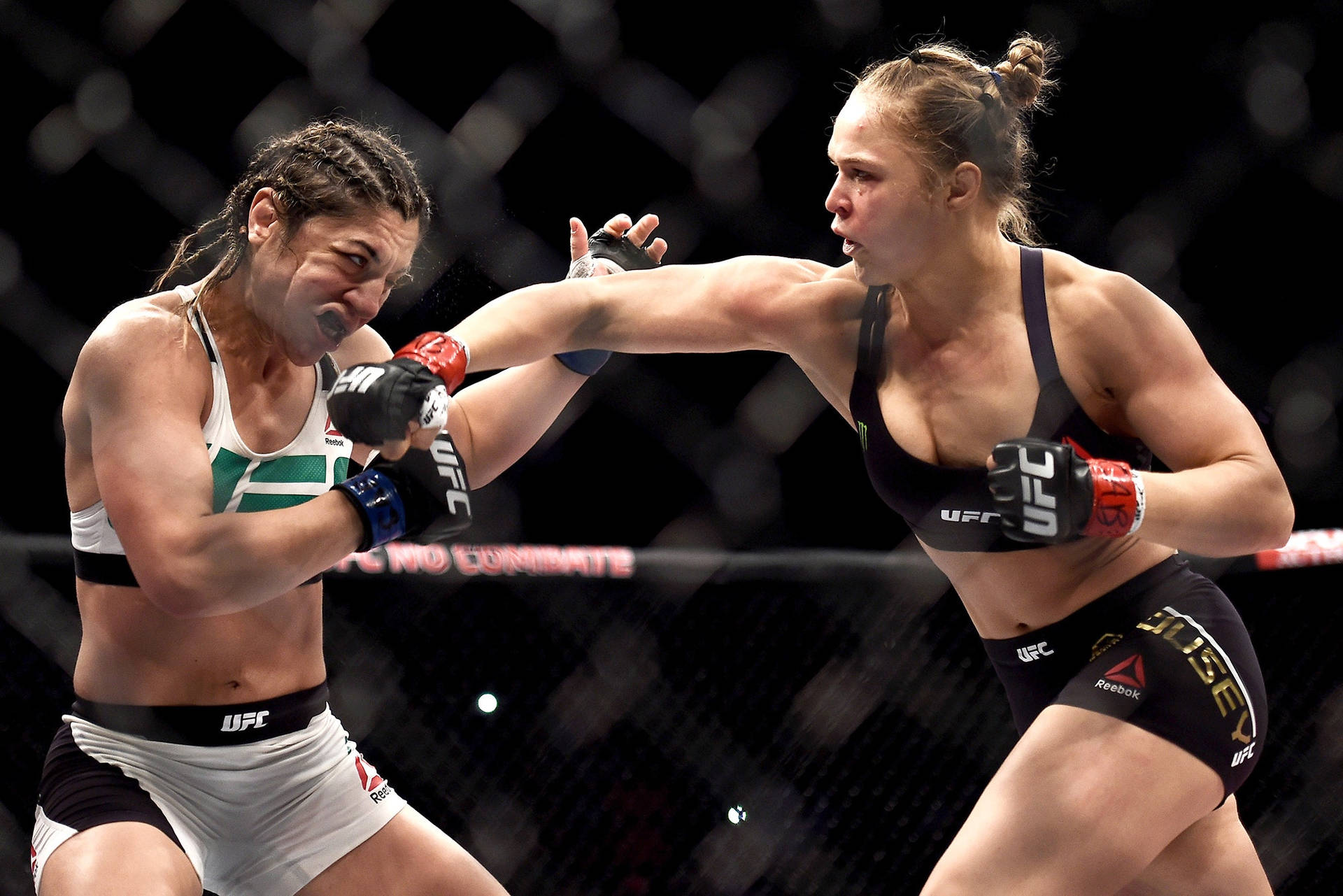 Dominerende Ronda Rousey Action Pose Wallpaper