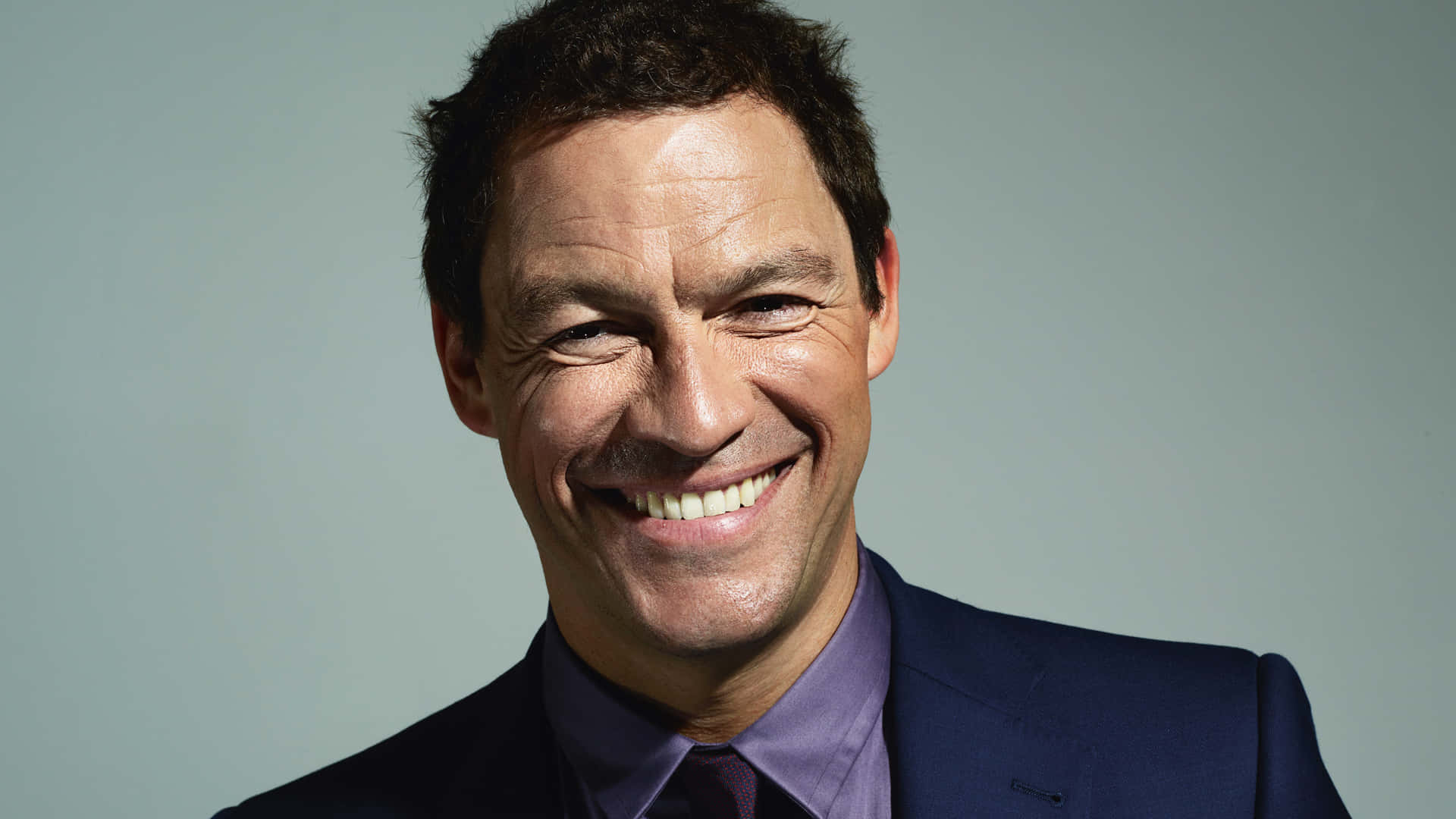 Actor Dominic West striking a pose." Wallpaper