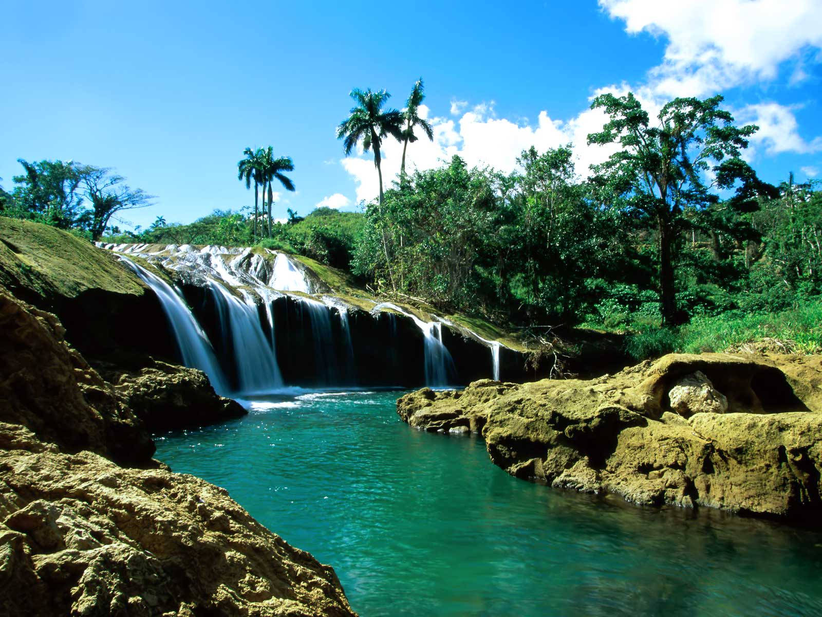 Cascadaen República Dominicana. Fondo de pantalla