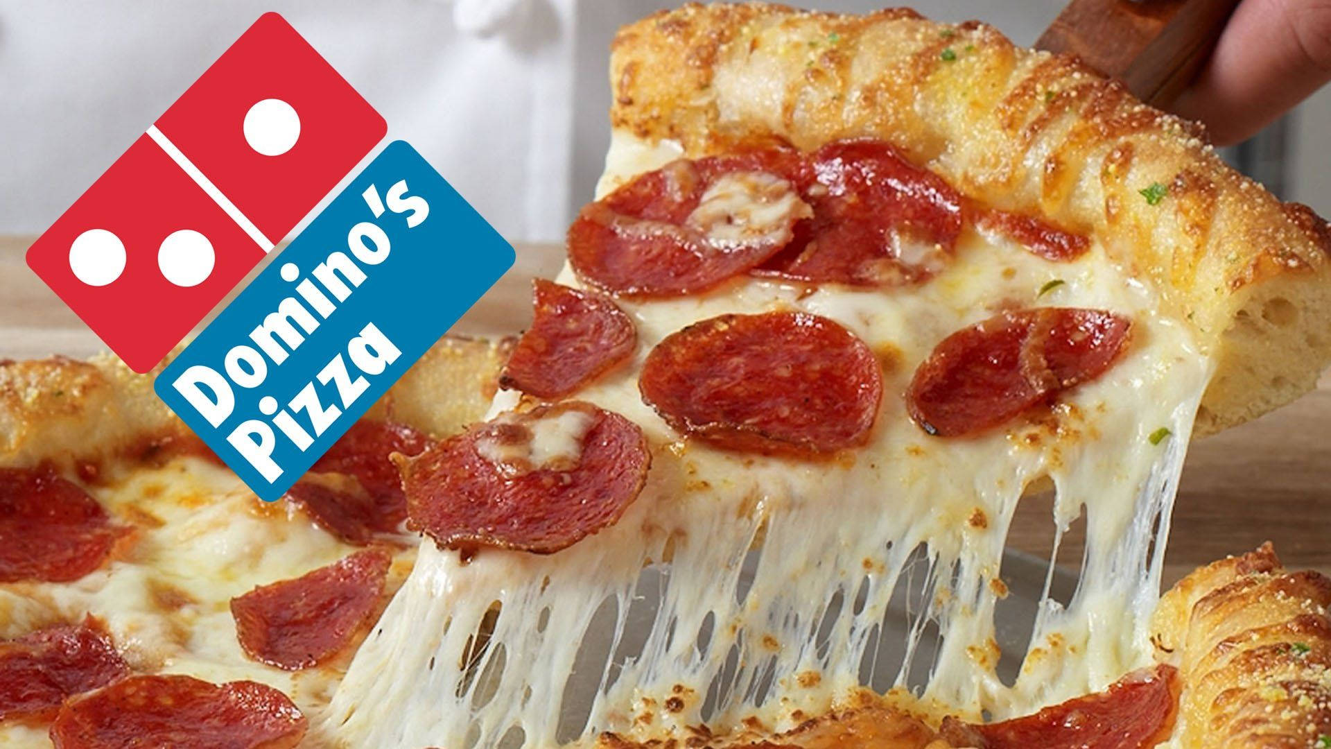 Dominos Pizza Pepperoni Feast: Dominos Pizzans Pepparonsvull Är En Läcker Tapet För Datorn Eller Mobilen. Wallpaper