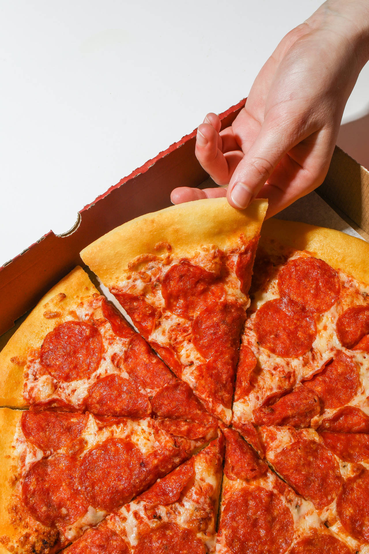 Dominos Pizza almindelig Pepperoni strømmer over tapetet. Wallpaper