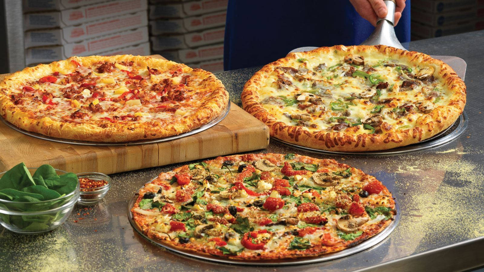 Dominos Pizza Tre tilbudsscene - Perfekt for enhver madelsker! Wallpaper