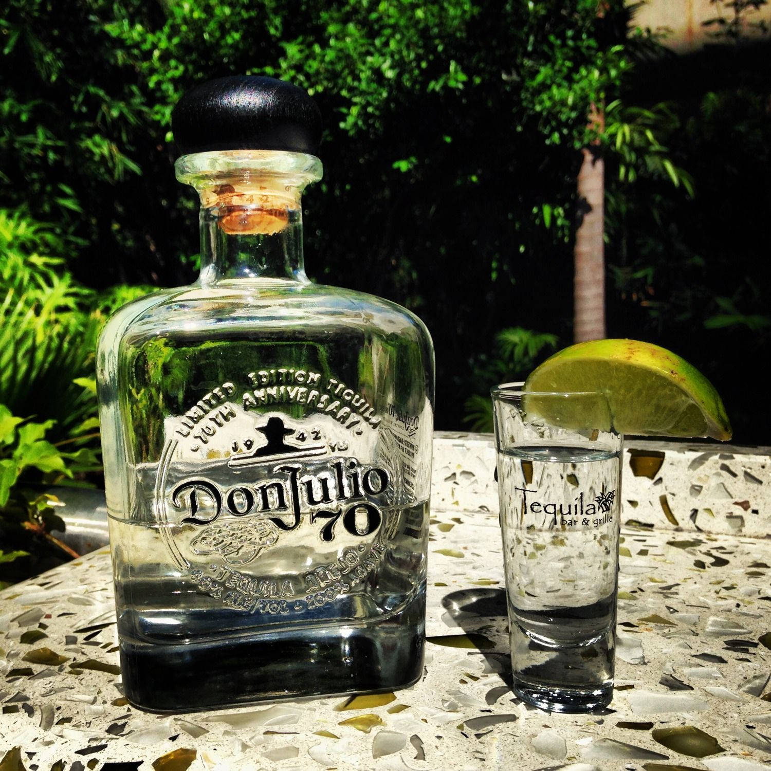 Donjulio Tequila På Keramiskt Bord. Wallpaper