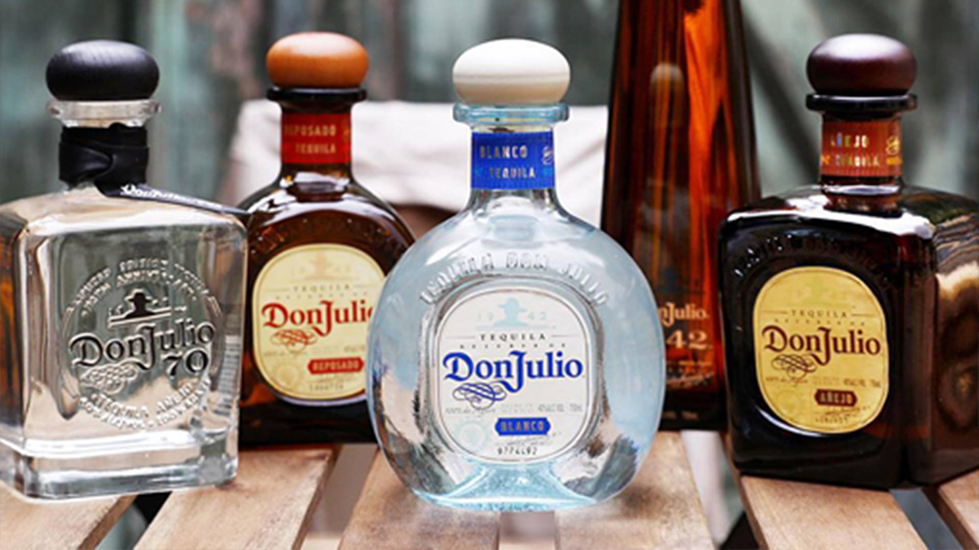 Vastacollezione Di Don Julio Tequila In Mostra. Sfondo