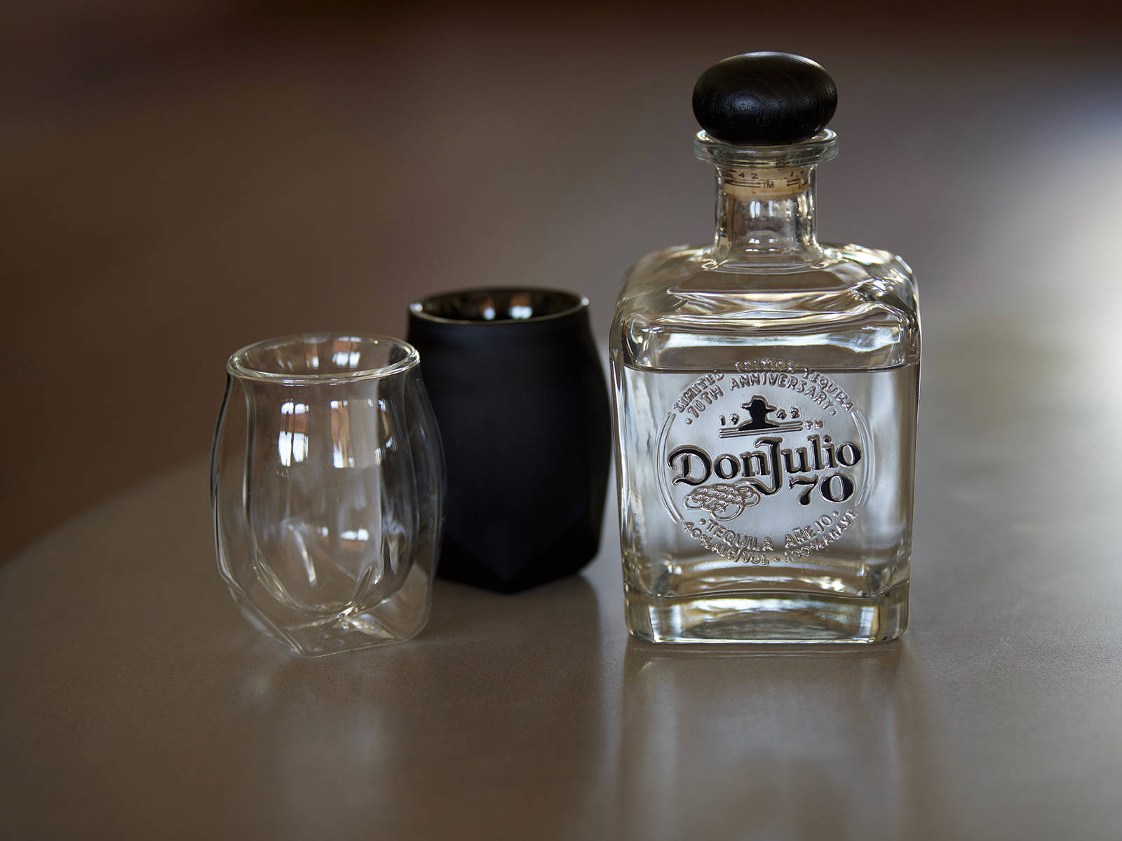 Donjulio Tequila Mit Kristall- Und Schwarzen Gläsern Wallpaper