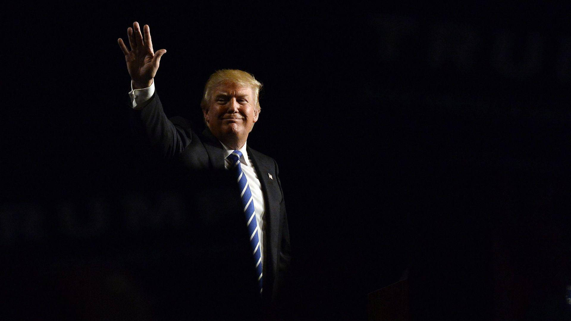 Donald Trump Løfter Sin Hånd Wallpaper