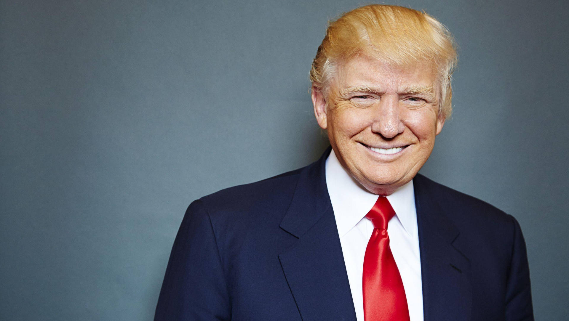 Donald Trump Smiler På Grå Baggrund Wallpaper